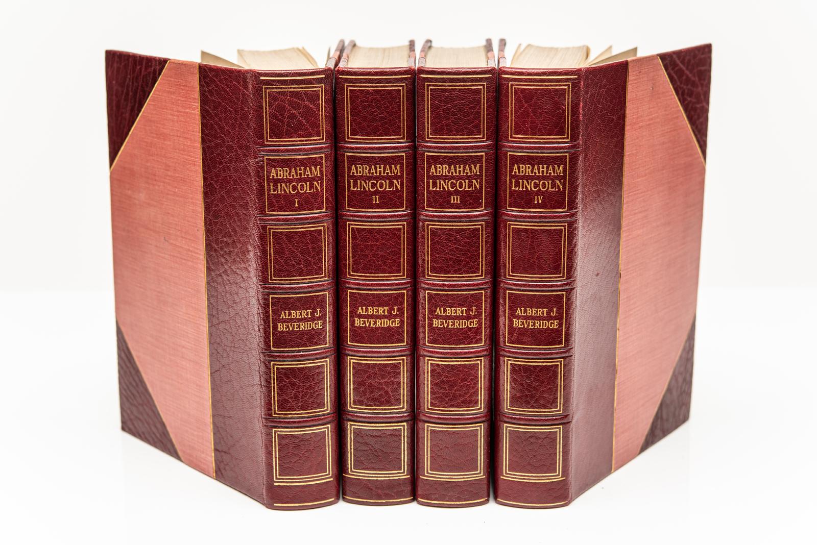 4 Vol. Albert J. Beveridge, Abraham Lincoln. Édition manuscrite. Illustré tout au long de l'ouvrage. Frontispices de paysages en couleur et de portraits en noir et blanc. Y compris des manuscrits historiques. Couvertures en cuir 3/4 rouge vin du