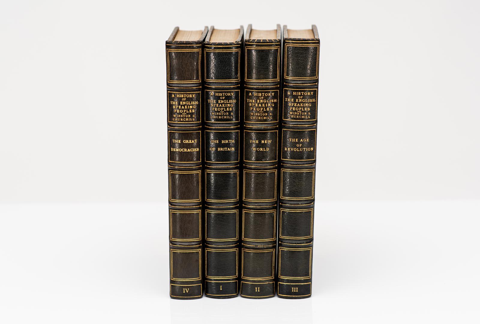 4 Volumes. Sir Winston S. Churchill. Histoire des peuples anglophones. Première édition. Reliure en plein maroquin bleu par Zaehnsdorf, toutes les tranches dorées, bandes surélevées, panneaux dorés, gardes marbrées. Publié :
Londres : Cassell & Co.