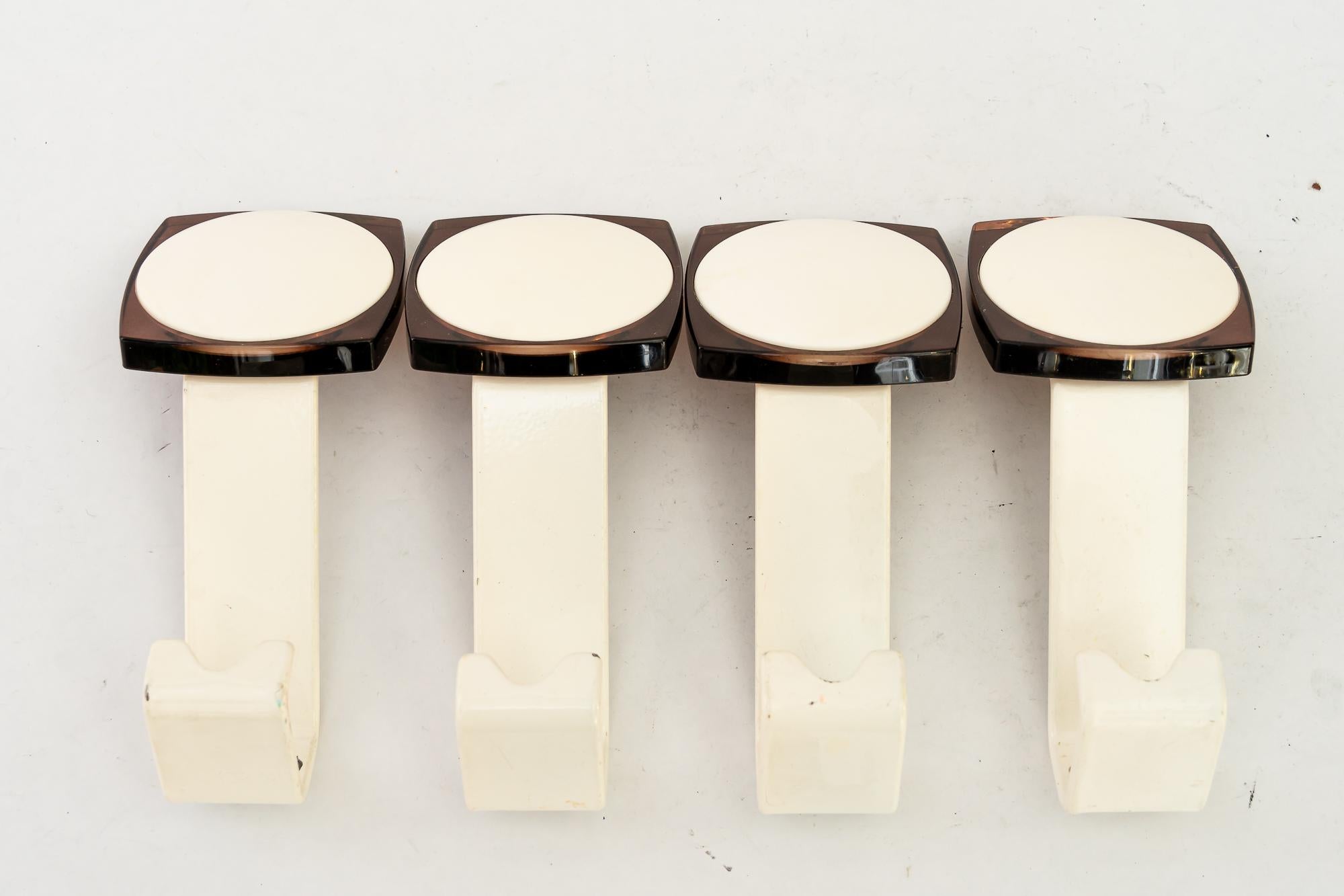 4 Wall Hooks Vienna, 1970s ( priced and sold per piece )
Original condition