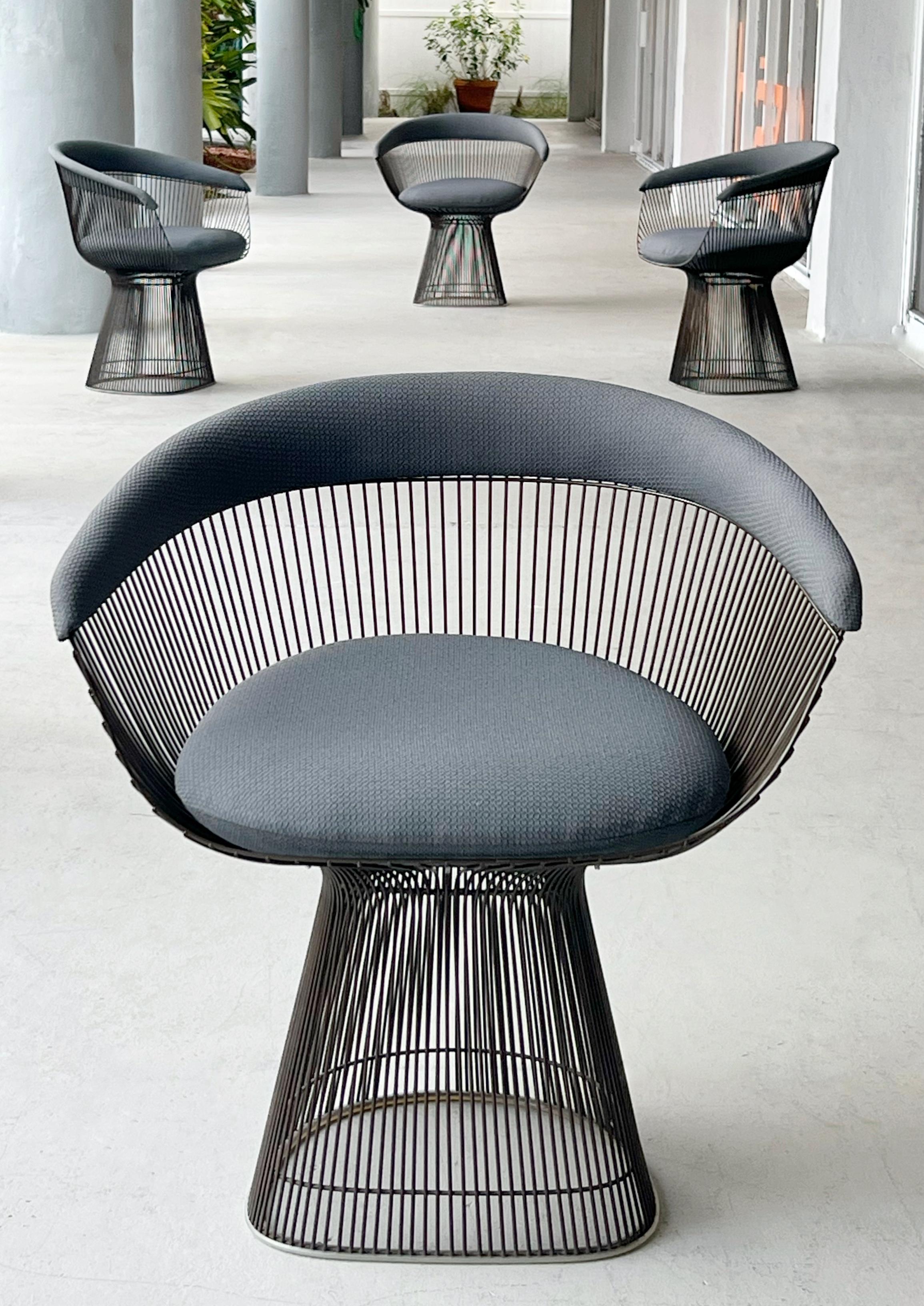 Un set di 4 poltrone scultoree di Warren Platner per Knoll. Queste sono nella classica finitura bronzo. La tappezzeria è d'epoca e probabilmente è stata rifatta negli anni '80-'90. Tutti conservano l'anello di gomma originale sul fondo  