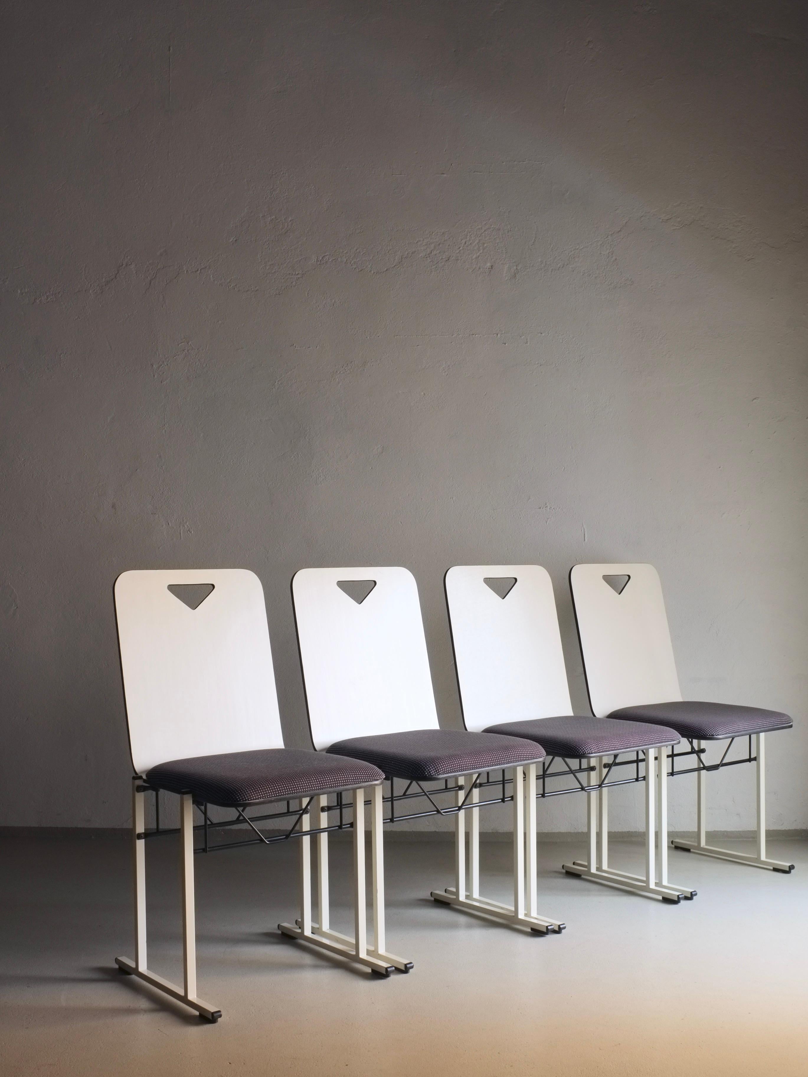 Satz von 4 Stühlen, entworfen von Yrjö Kukkapuro für Avarte, Modell A500. Weißes Birkensperrholz, weiß emaillierter Stahlrahmen, Original-Stoffpolsterung. Ich habe einen 2er-Satz mit einigen Mängeln.

Zusätzliche Informationen:
Land der Herstellung: