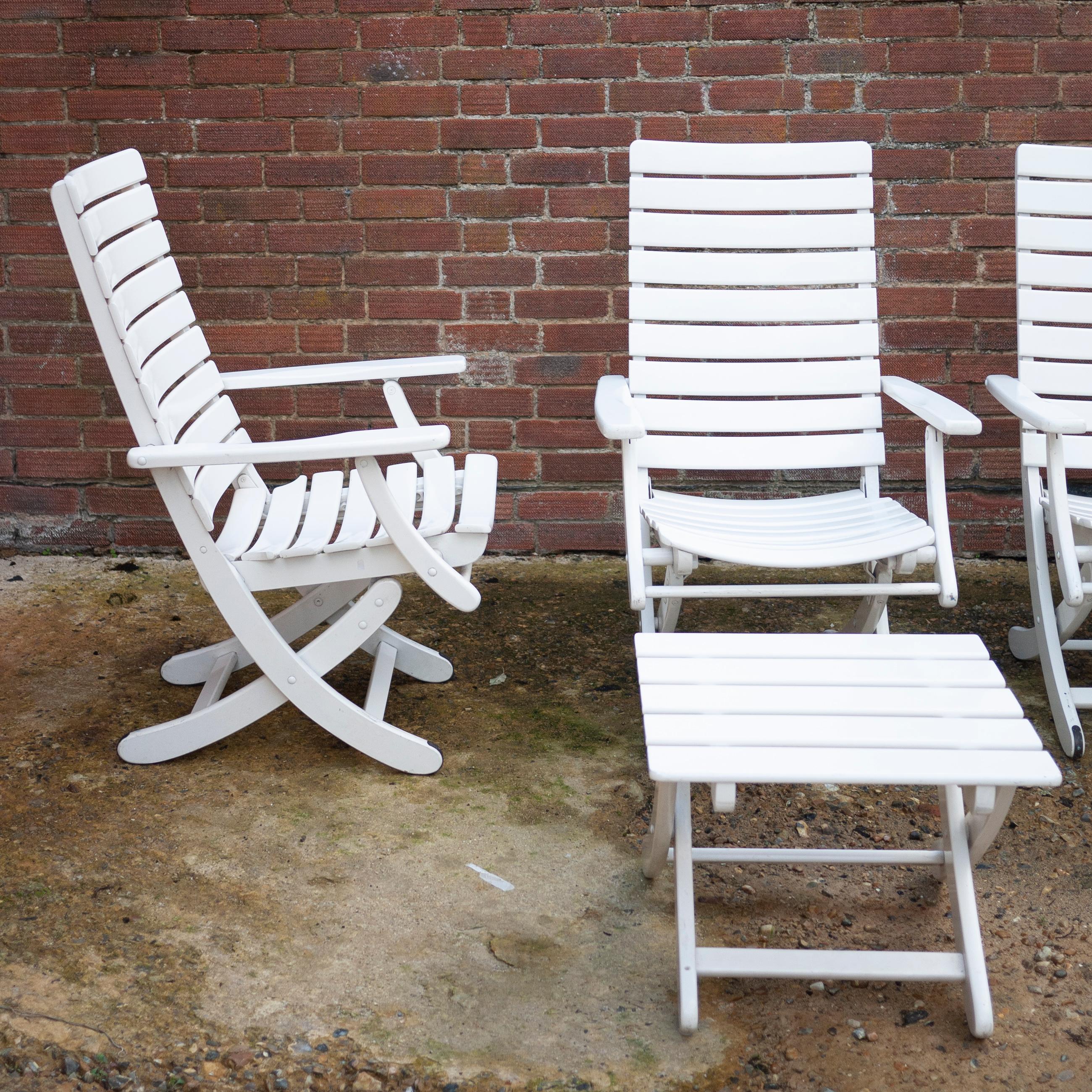 4 weiße deutsche Gartenstühle und Hocker aus Holz von Herlag, 5er-Set, 1980er Jahre im Zustand „Gut“ in Chesham, GB