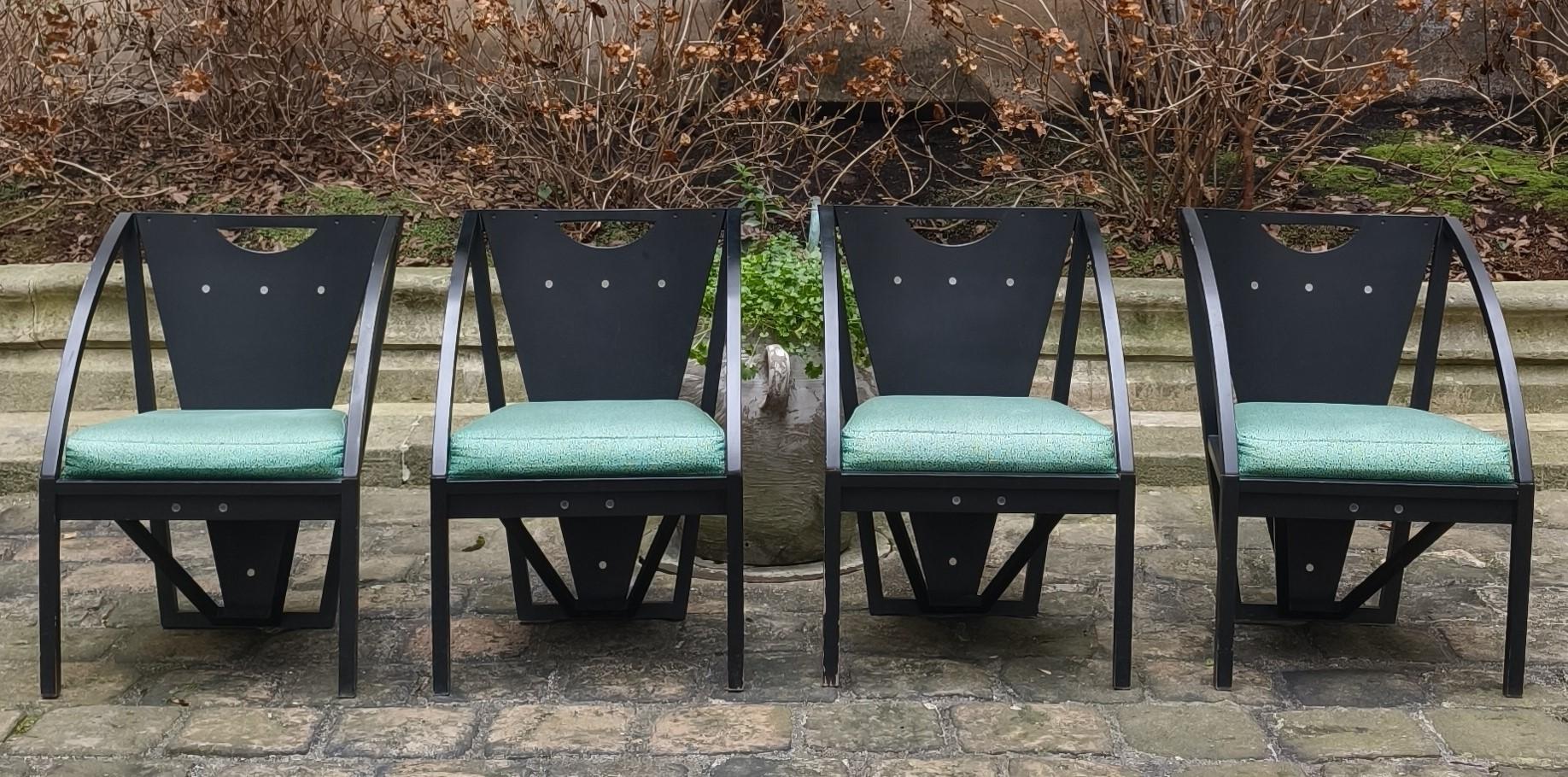 4 poltrone in legno di Pascal Mourgue, rivestite in tessuto, anni '80.
.
Il legno è nero e i sedili in schiuma sono rivestiti in tessuto maculato verde e nero.
.
Queste quattro sedie sono prototipi e non sono state commercializzate. Appartenevano a