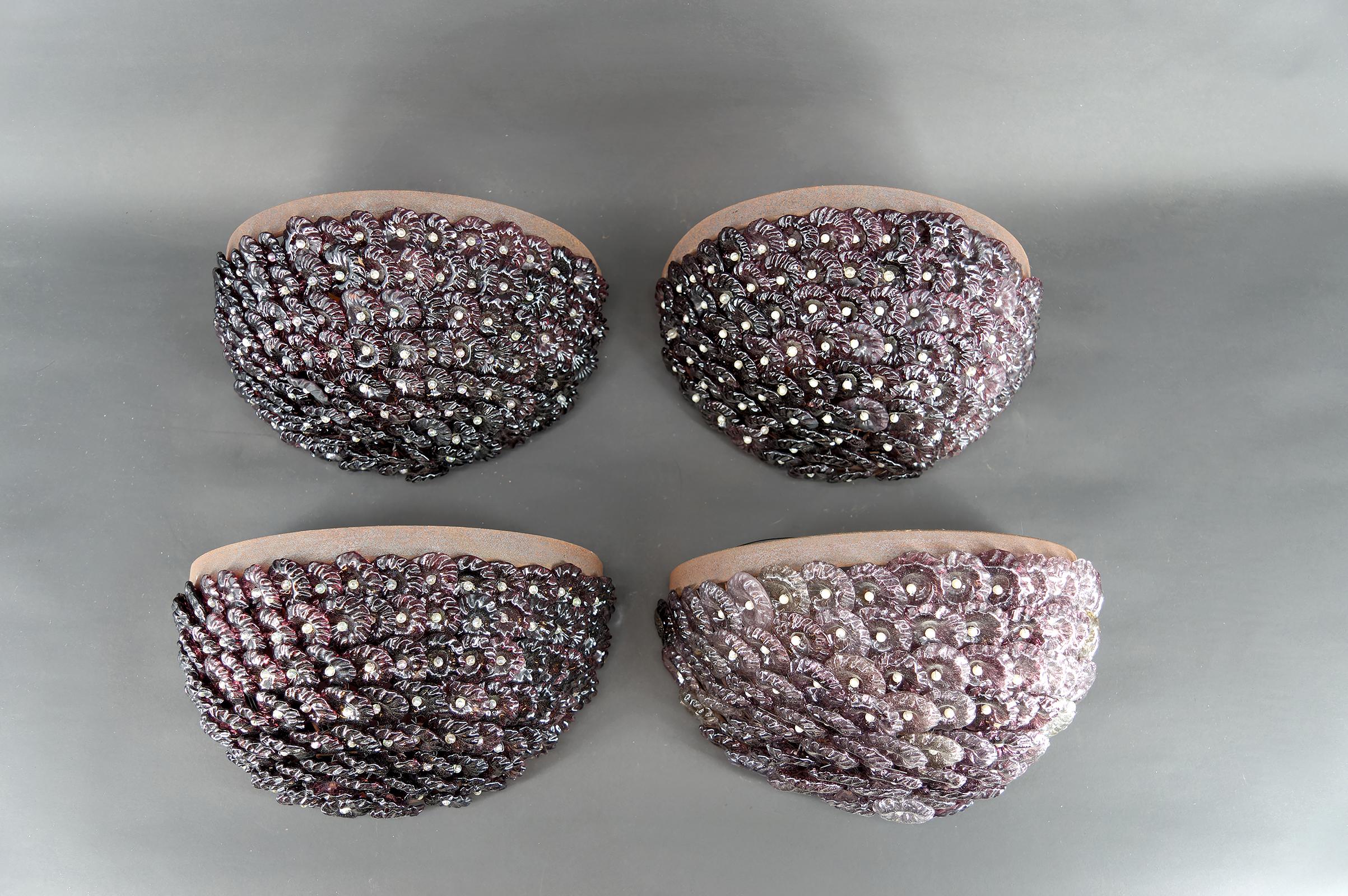 Juego de 4 Apliques de Hierro Forjado con Flores y Perlas de Cristal - Murano, Italia - Art Decó, circa 1930

Descubre este impresionante conjunto de 4 apliques de pared Art Déco de los años 30, fabricados por los renombrados artesanos de Murano,