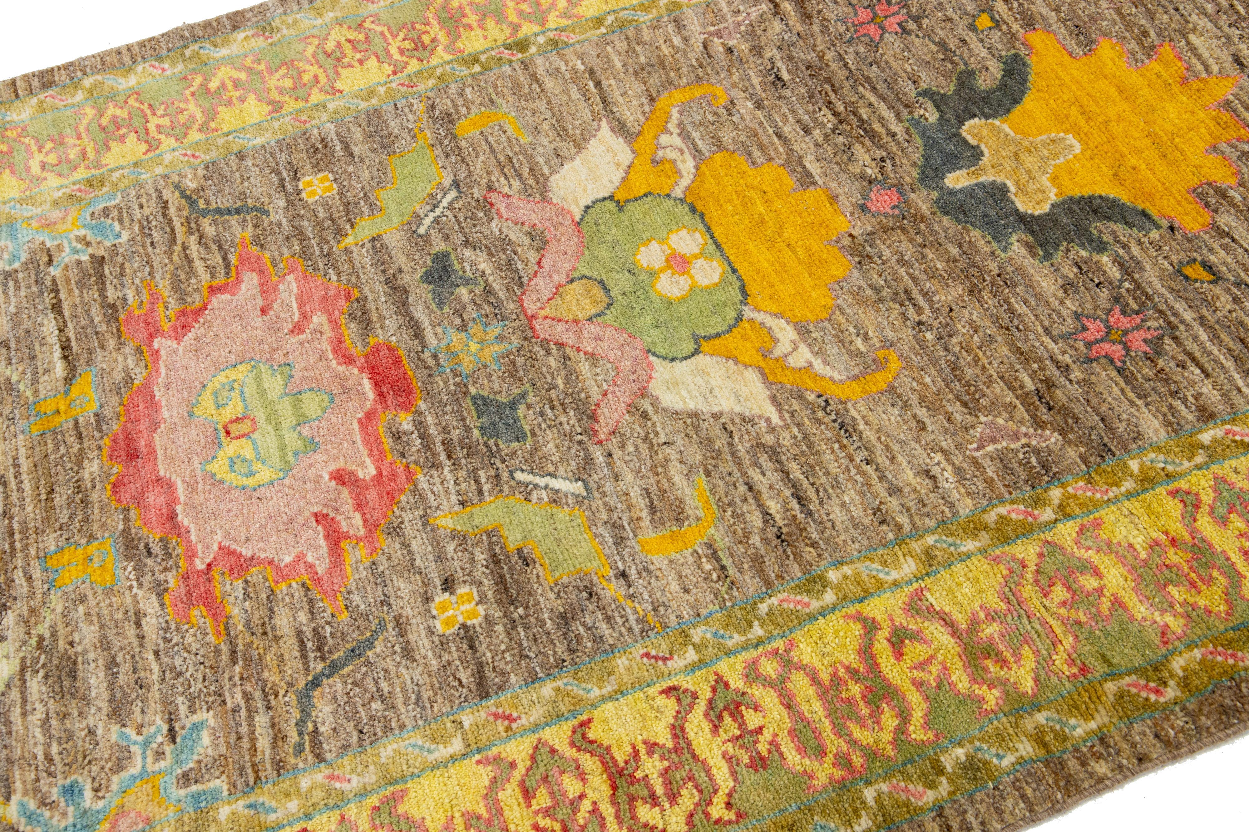 4 X 10 Tapis en laine Oushak Modernity de couleur Brown avec motif Artwork en vente 3