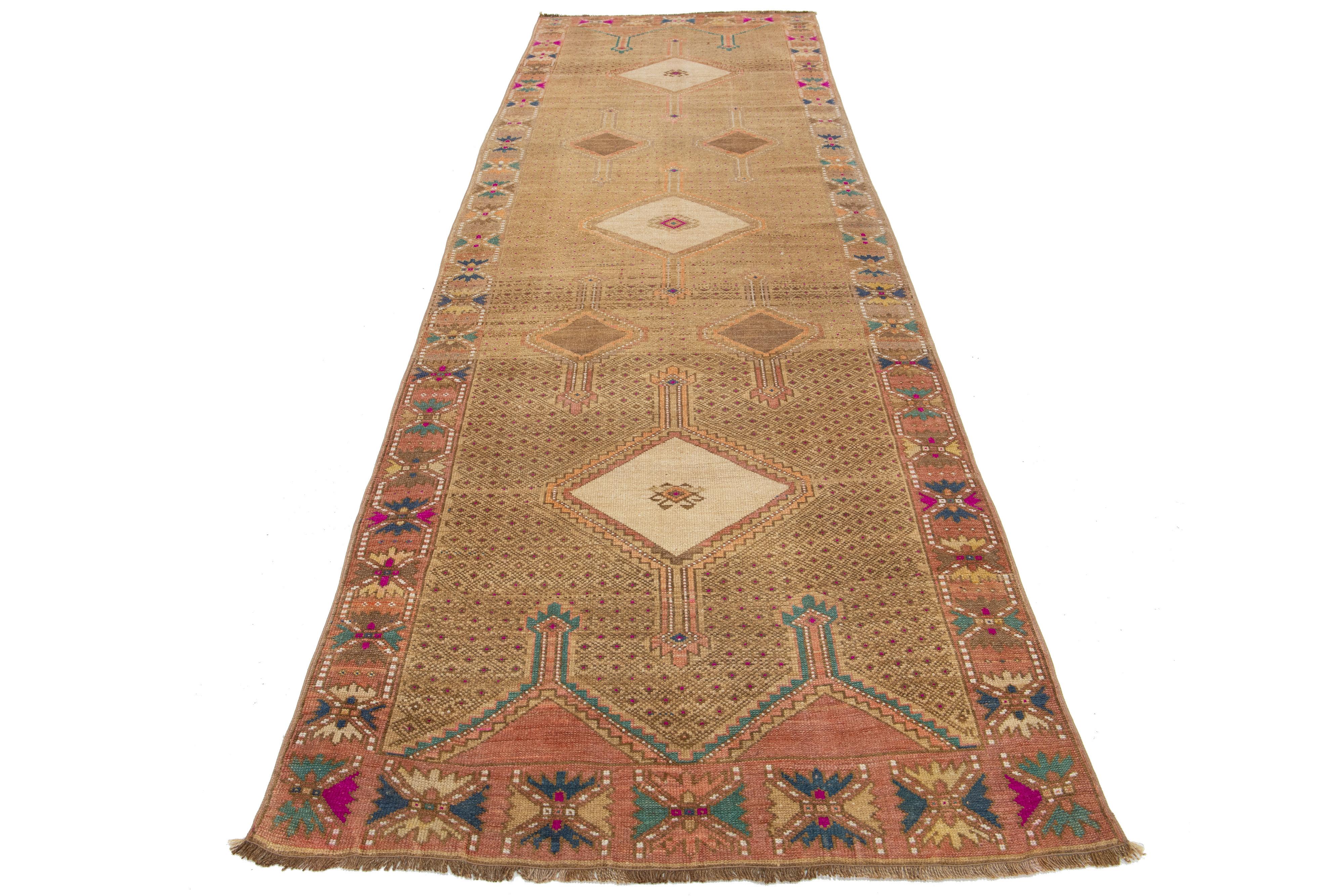 Dieser schöne alte türkische Kars-Teppich aus handgeknüpfter Wolle hat ein hellbraunes Feld. Es zeigt ein atemberaubendes Tribal-Muster mit blauen, orangen, rosa und grünen Akzenten.

Dieser Teppich misst 4'1