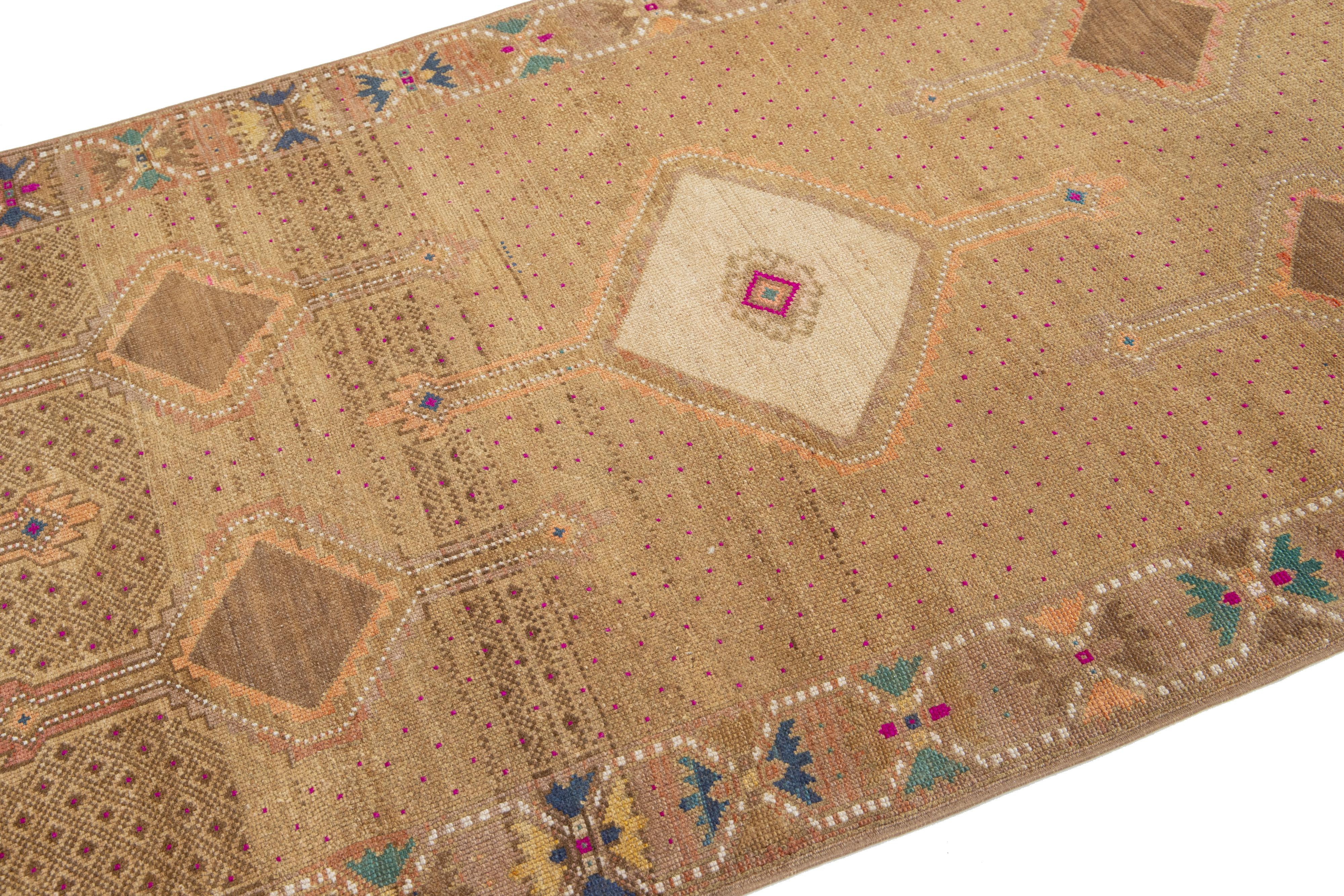 4 x 13 Türkischer Kars-Wollteppich im Vintage-Stil in Hellbraun mit Stammesmuster (Moderne der Mitte des Jahrhunderts) im Angebot