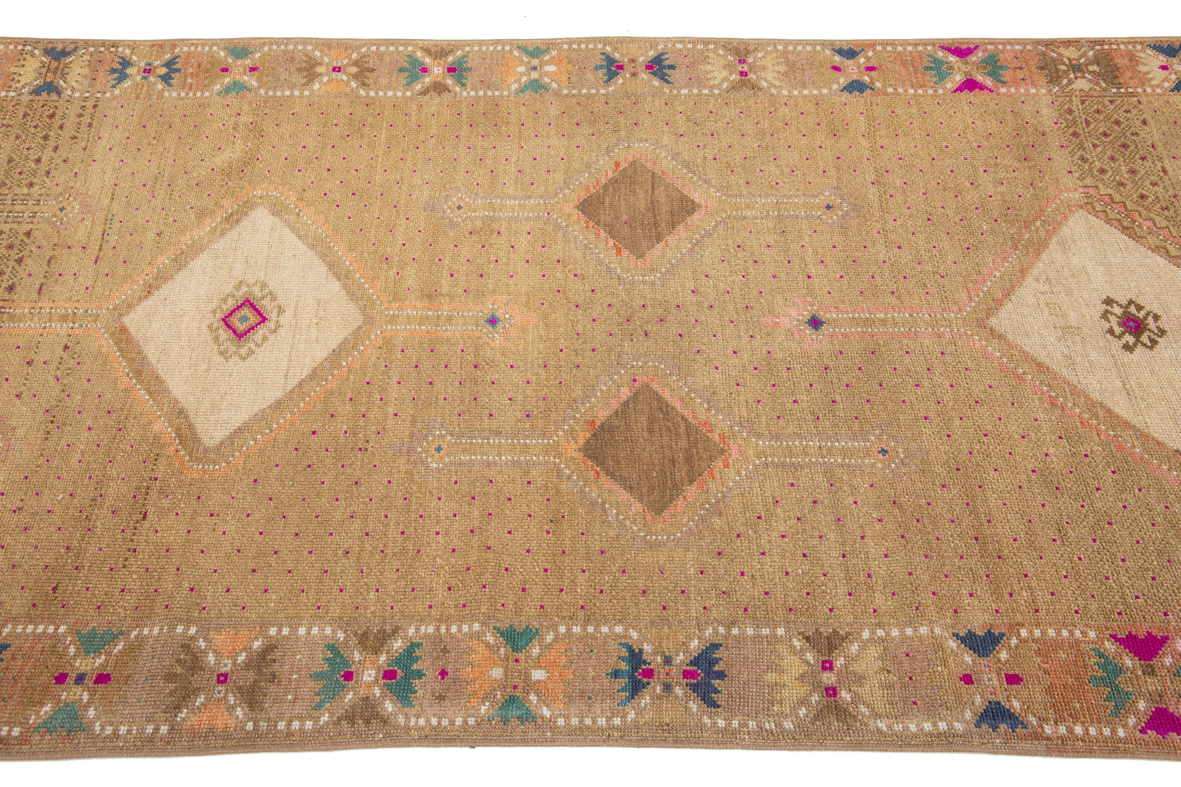 4 x 13 Türkischer Kars-Wollteppich im Vintage-Stil in Hellbraun mit Stammesmuster im Zustand „Gut“ im Angebot in Norwalk, CT