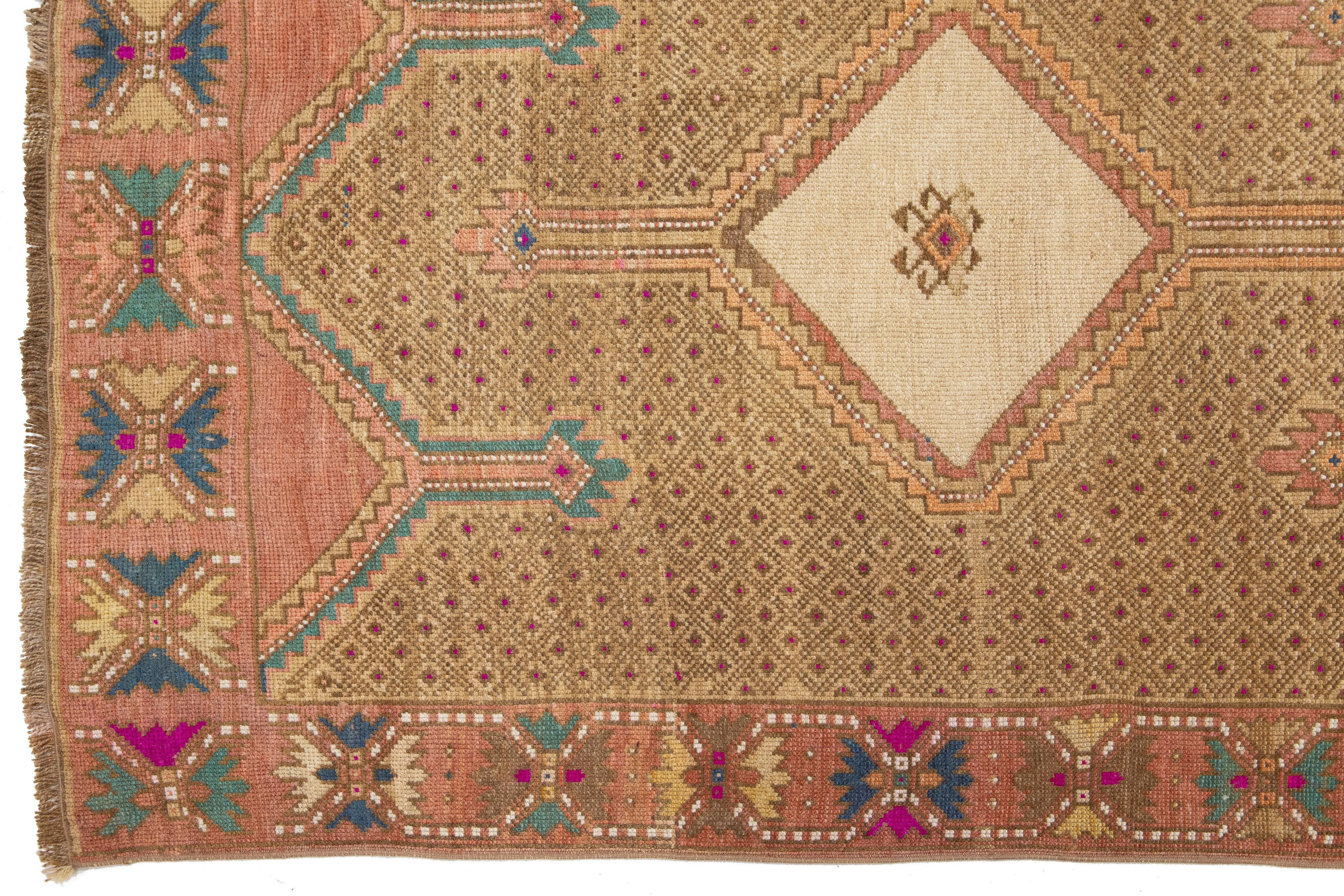4 x 13 Türkischer Kars-Wollteppich im Vintage-Stil in Hellbraun mit Stammesmuster (20. Jahrhundert) im Angebot