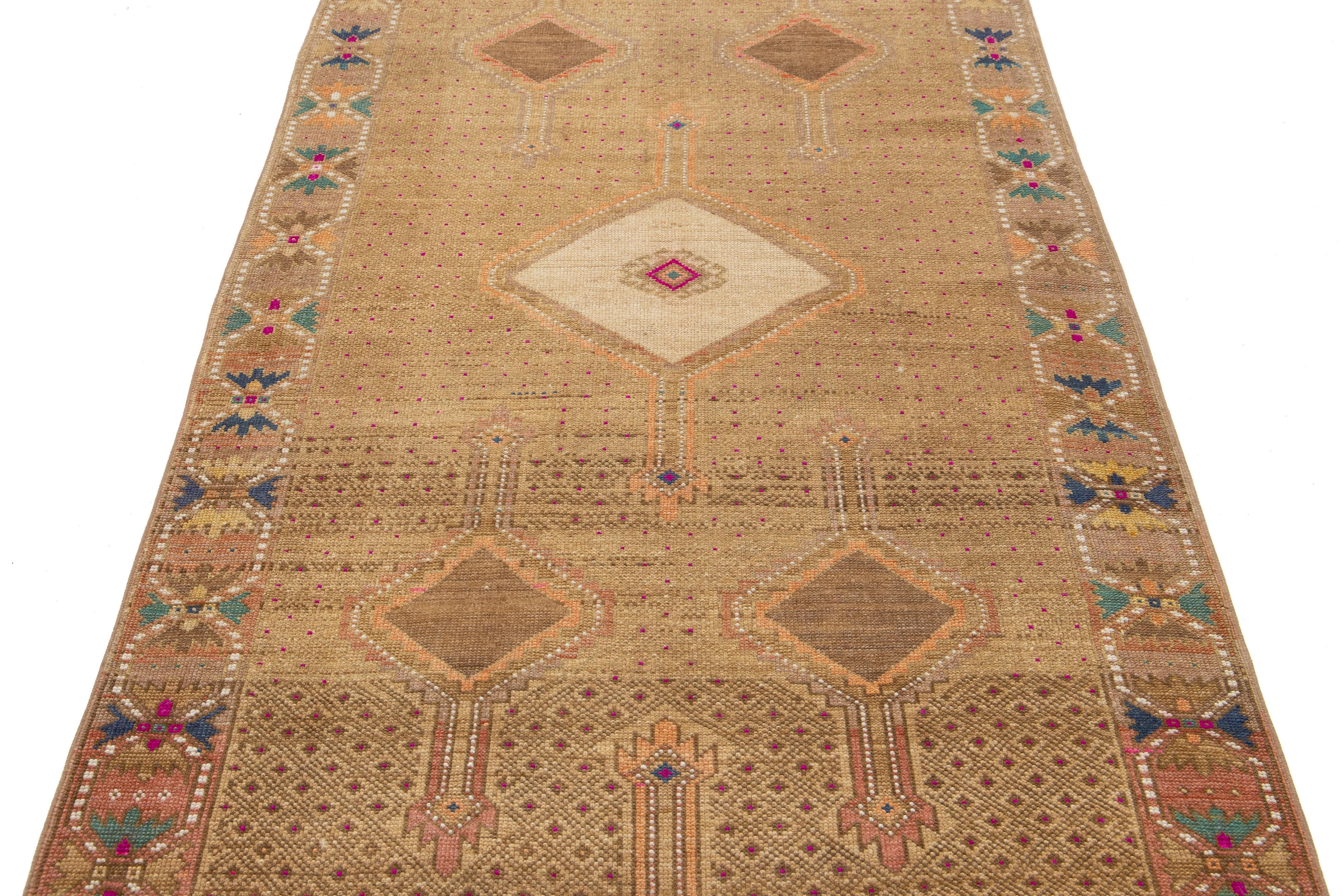 4 x 13 Türkischer Kars-Wollteppich im Vintage-Stil in Hellbraun mit Stammesmuster (Wolle) im Angebot