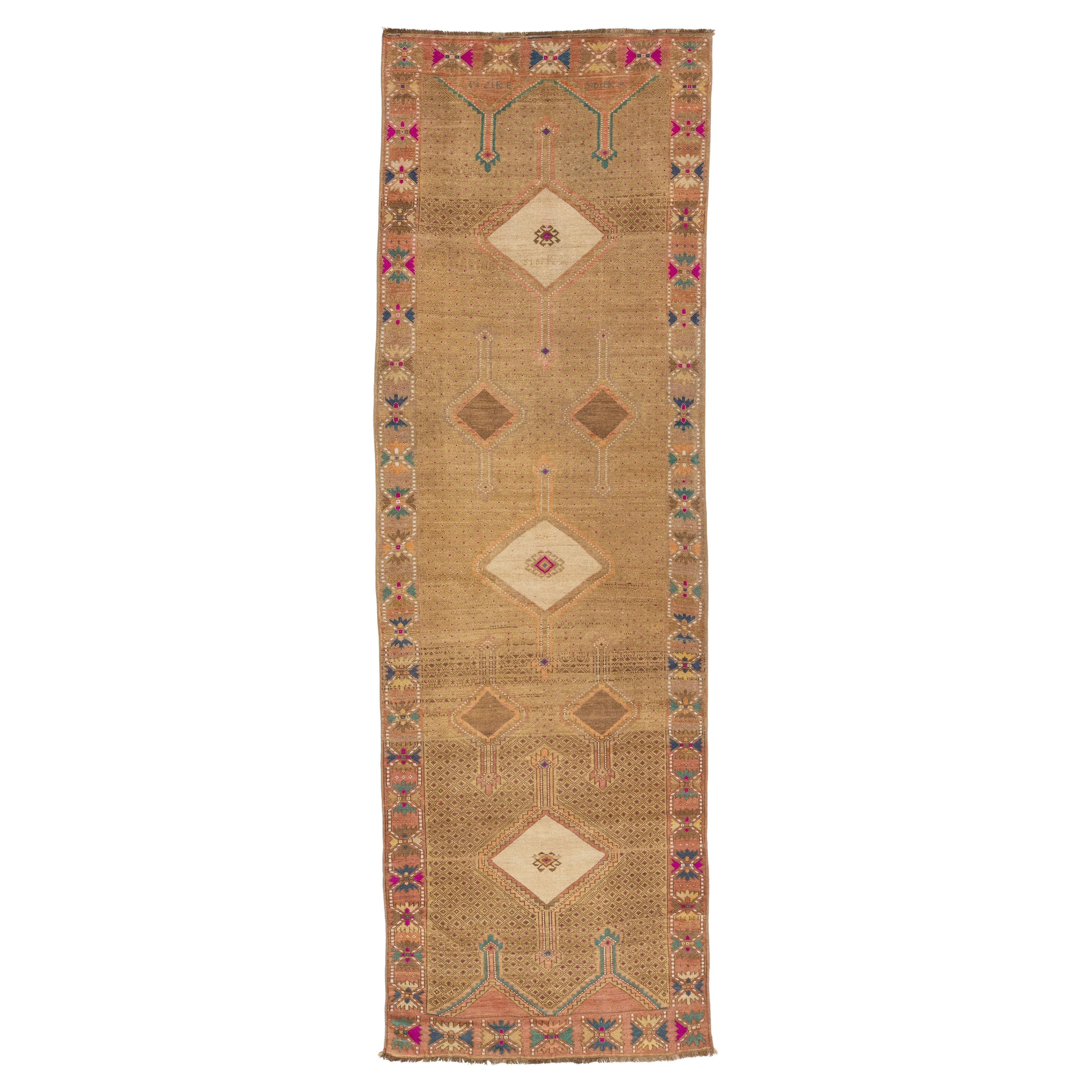 4 x 13 Türkischer Kars-Wollteppich im Vintage-Stil in Hellbraun mit Stammesmuster im Angebot