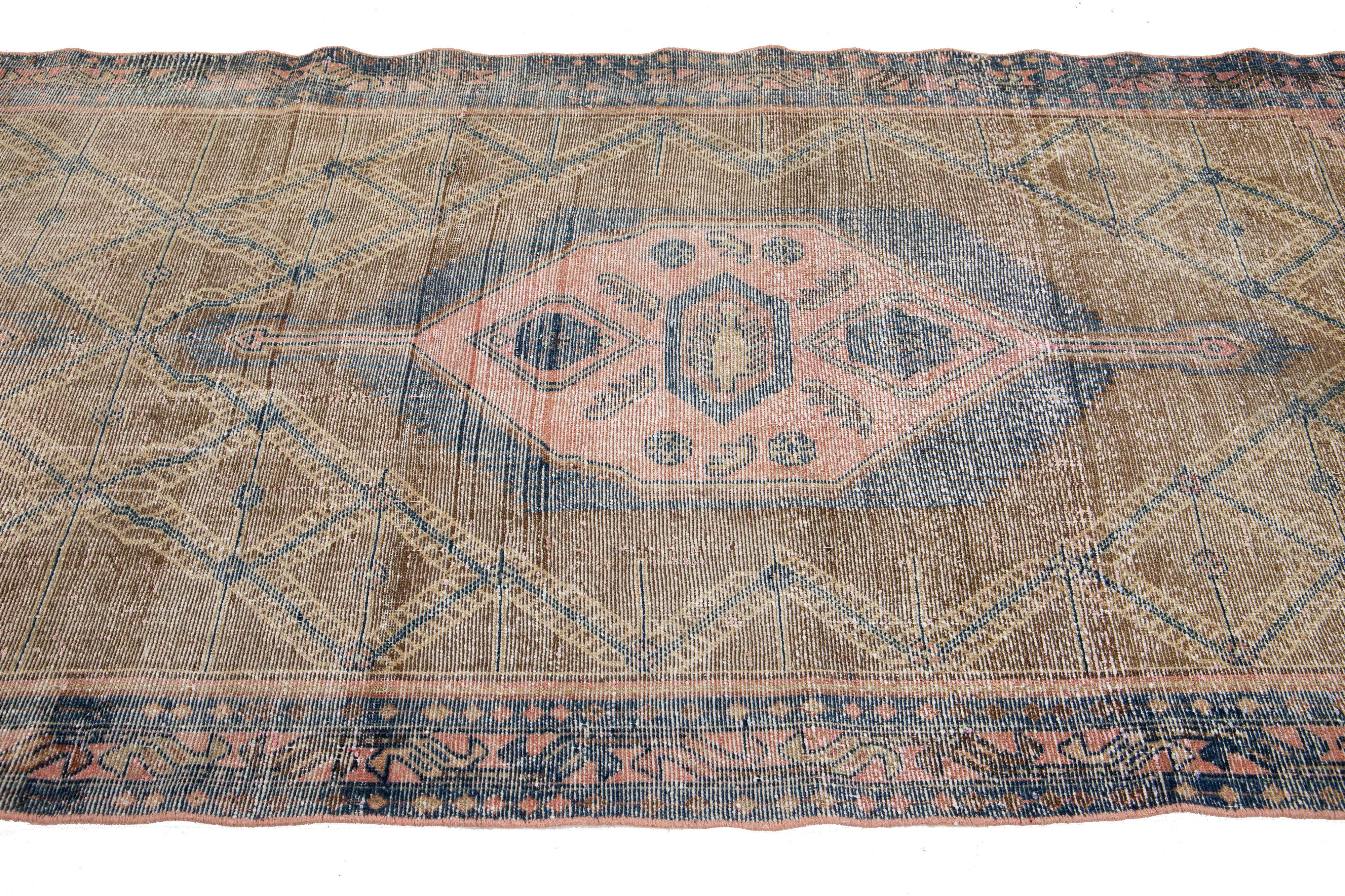 Noué à la main 4 x 15 Vintage Distressed Persian Wool Runner In Brown With Tribal Motif (Chemin de table en laine persane vieillie avec motif tribal) en vente