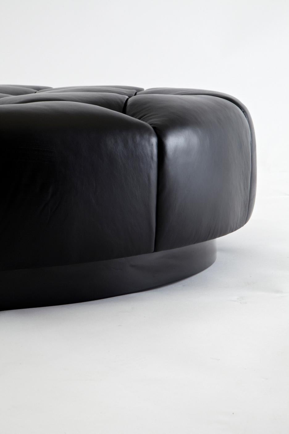 Américain Pouf rond 4 x 4 avec base touffetée profonde noire personnalisé en vente