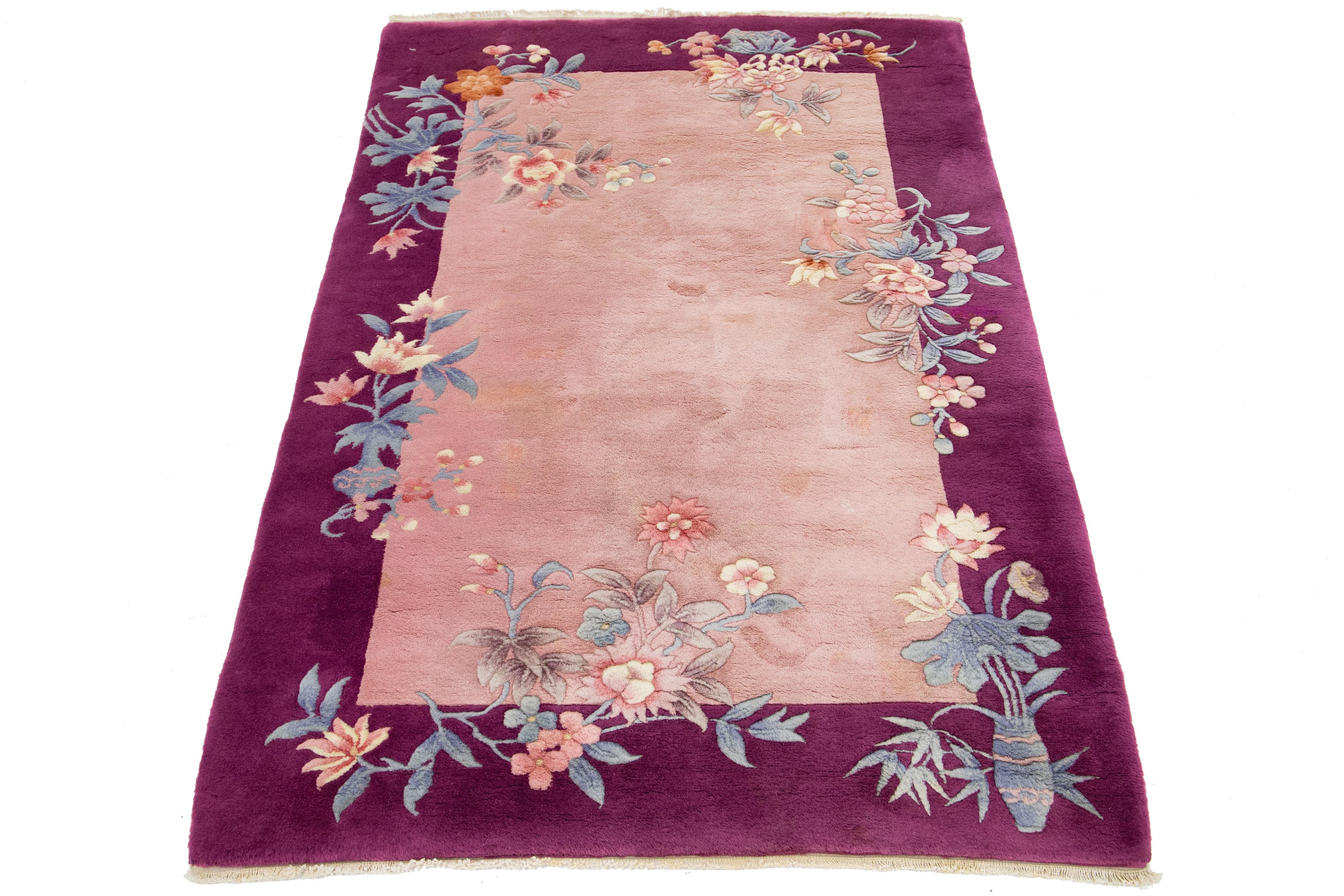 Dieser schöne, kleine antike chinesische Art-Déco-Teppich ist aus hochwertiger Wolle handgeknüpft. Der zartrosa Hintergrund ist mit einem lebhaften, mehrfarbigen Blumenmuster verziert, das elegant von Lila umrandet ist.


Dieser Teppich misst 4' x