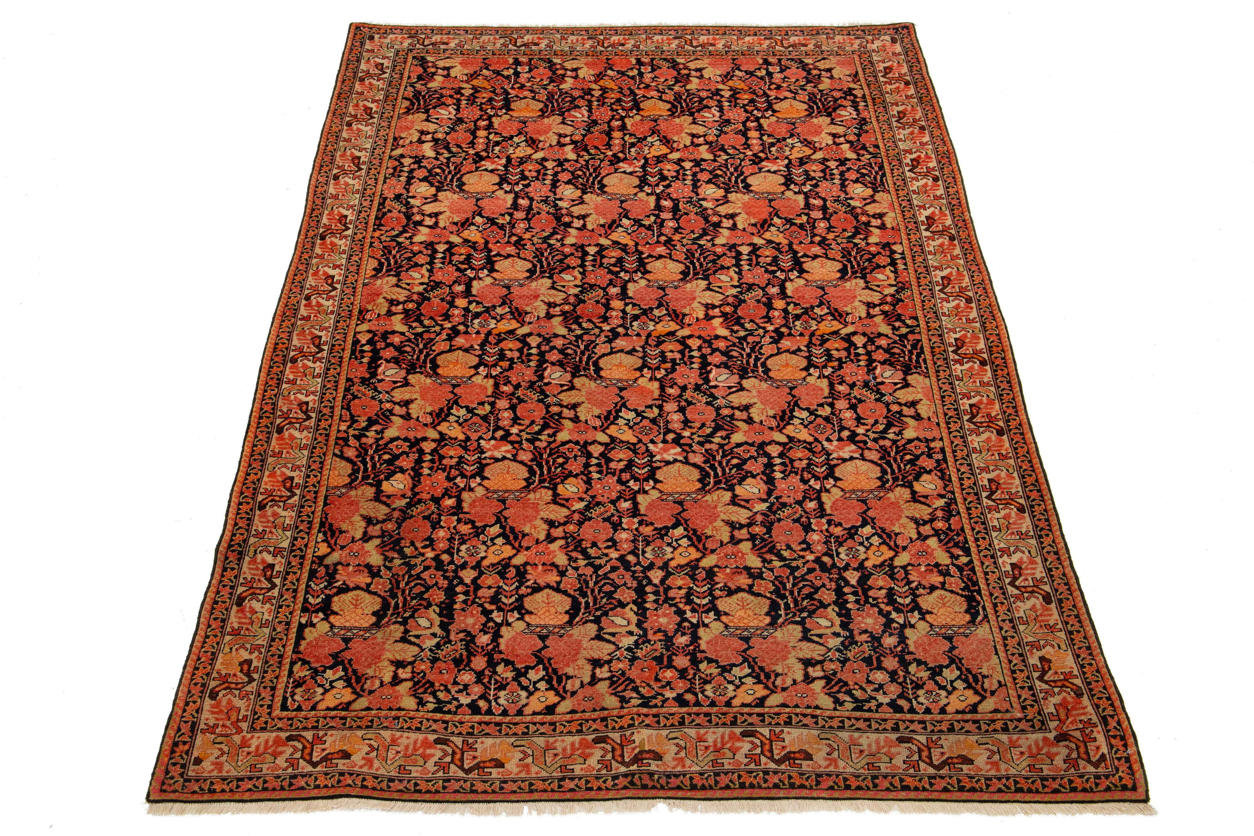 Dieser handgefertigte persische Malayer-Teppich stammt aus dem 20. Jahrhundert. Das florale Muster besteht aus einem dunkelblauen Feld mit orangefarbenen und pfirsichfarbenen Akzenten.

Dieser Teppich misst 4'2
