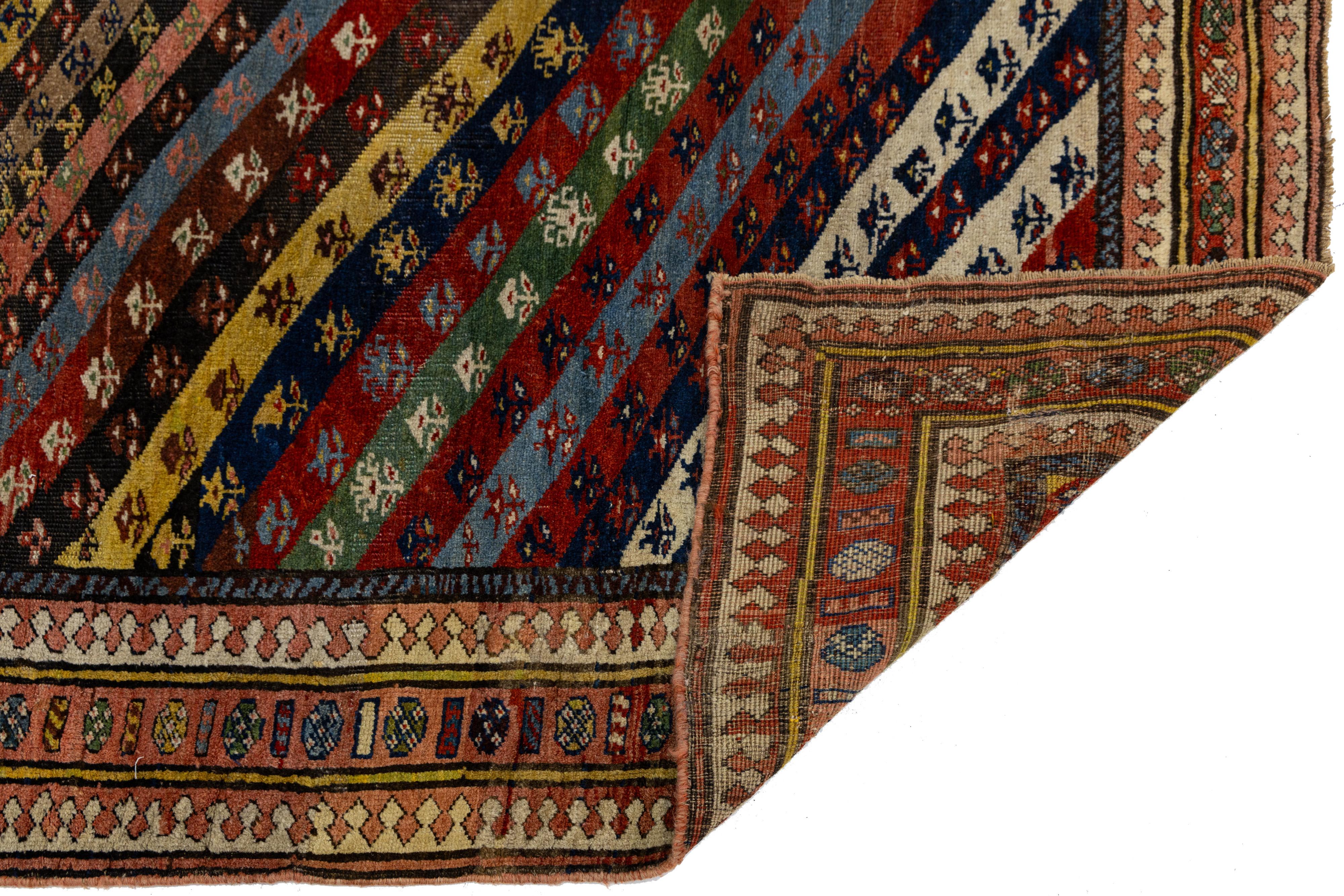 Islamique 4 x 9 Ancien tapis persan en laine Afshar fait à la main avec motif multicolore Allover en vente