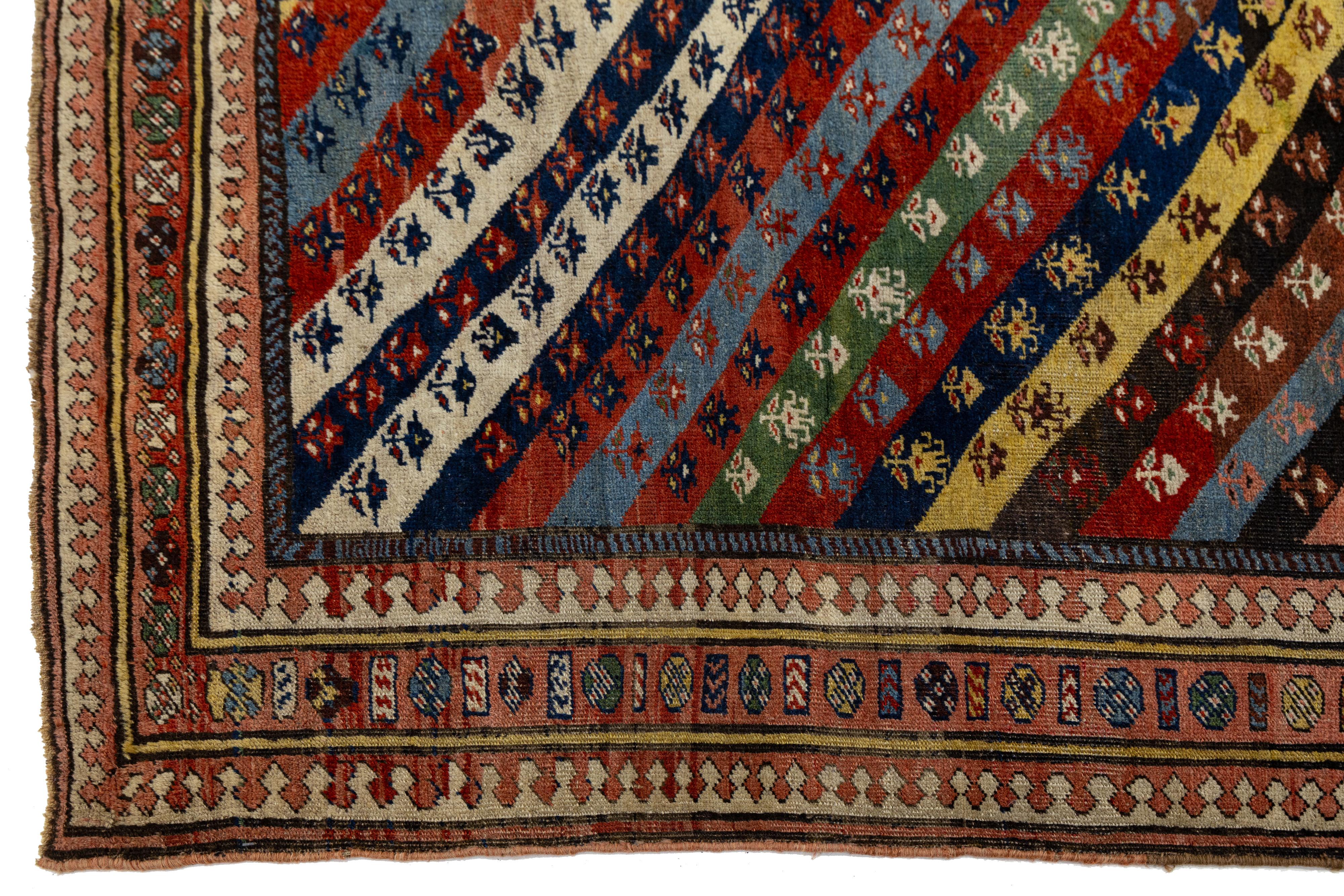 20ième siècle 4 x 9 Ancien tapis persan en laine Afshar fait à la main avec motif multicolore Allover en vente