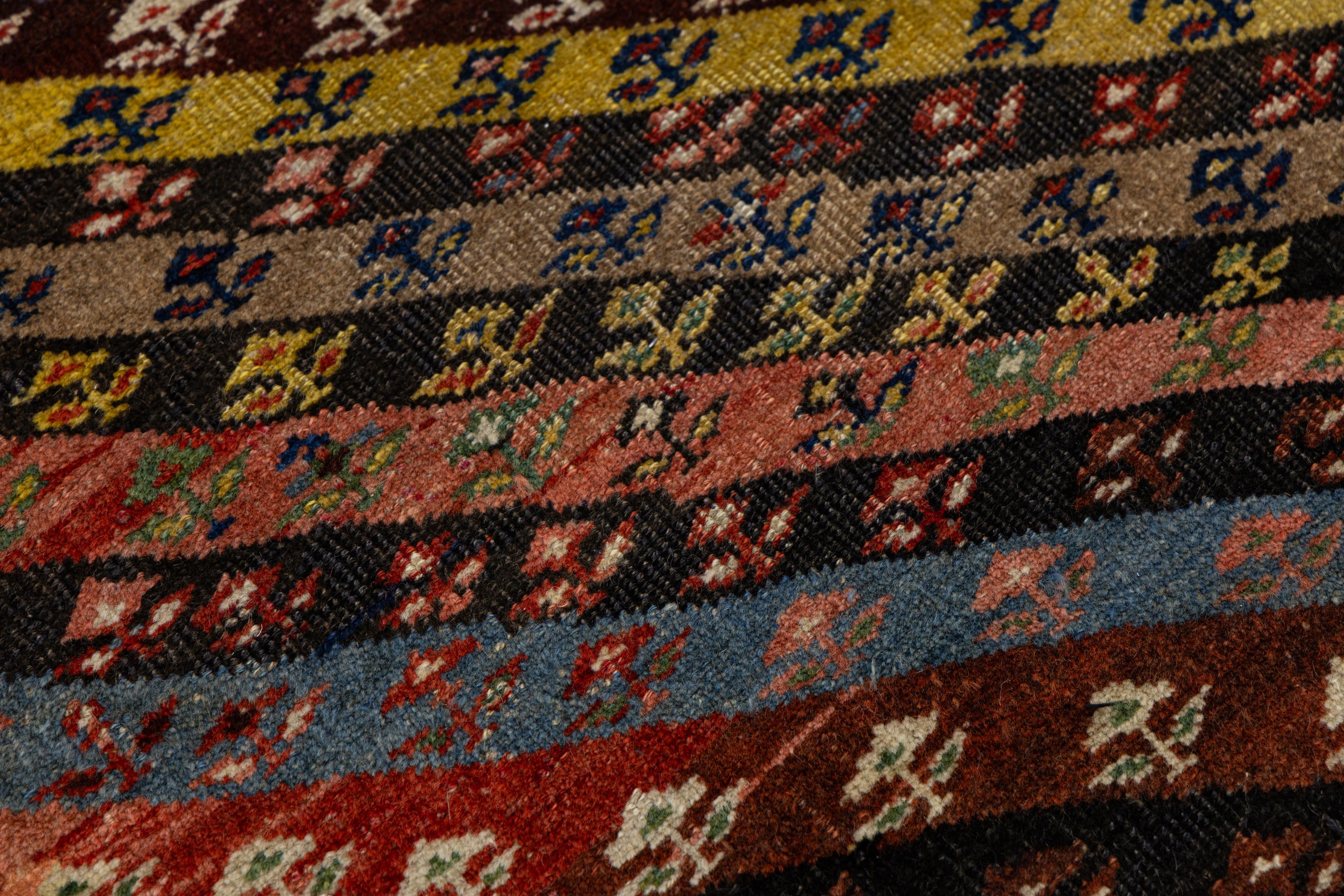 4 x 9 Ancien tapis persan en laine Afshar fait à la main avec motif multicolore Allover en vente 1