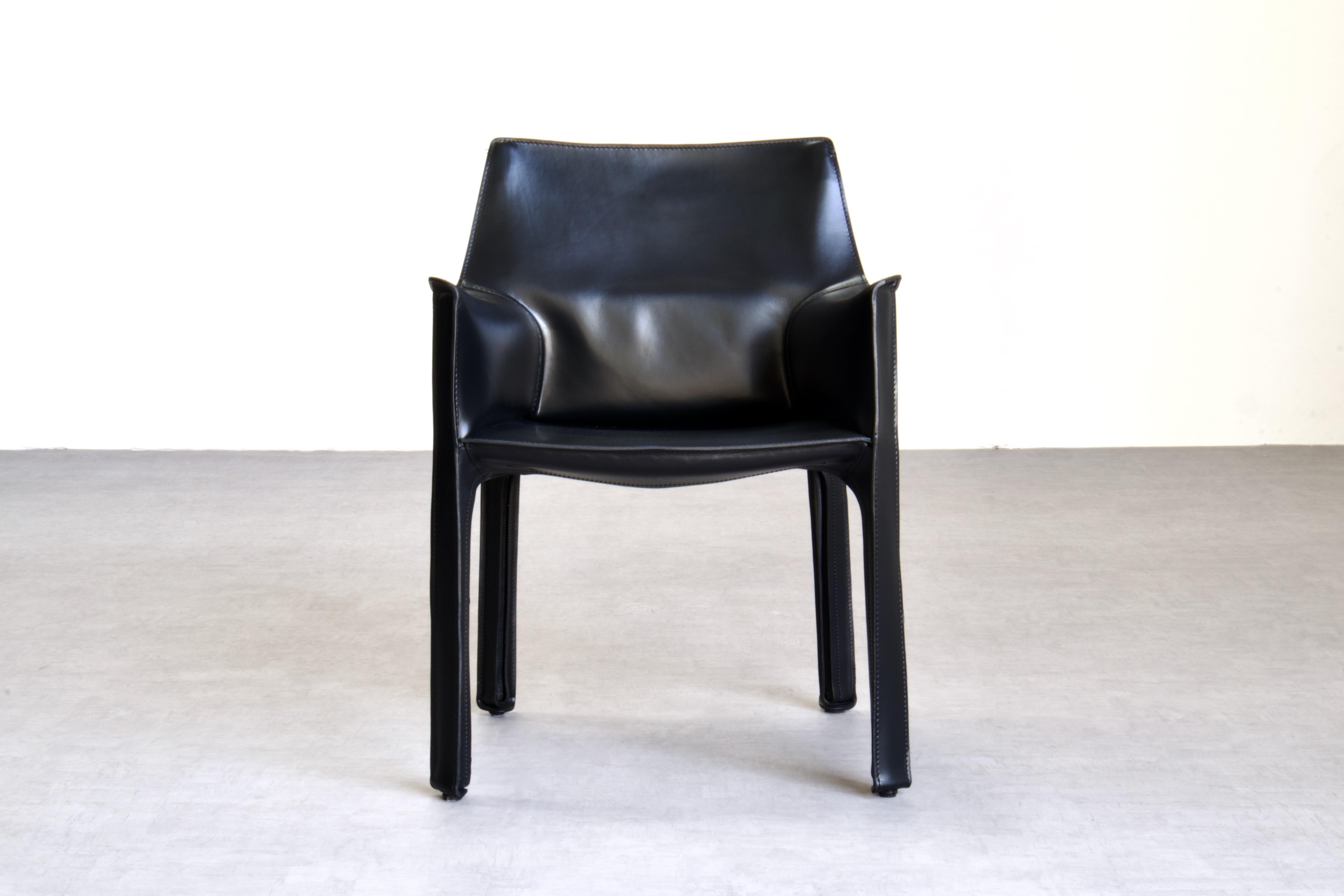 Italian 4 x CAB 413 Armchairs & 6 x CAB 412 chairs in Black Leather for Cassina, Italy For Sale