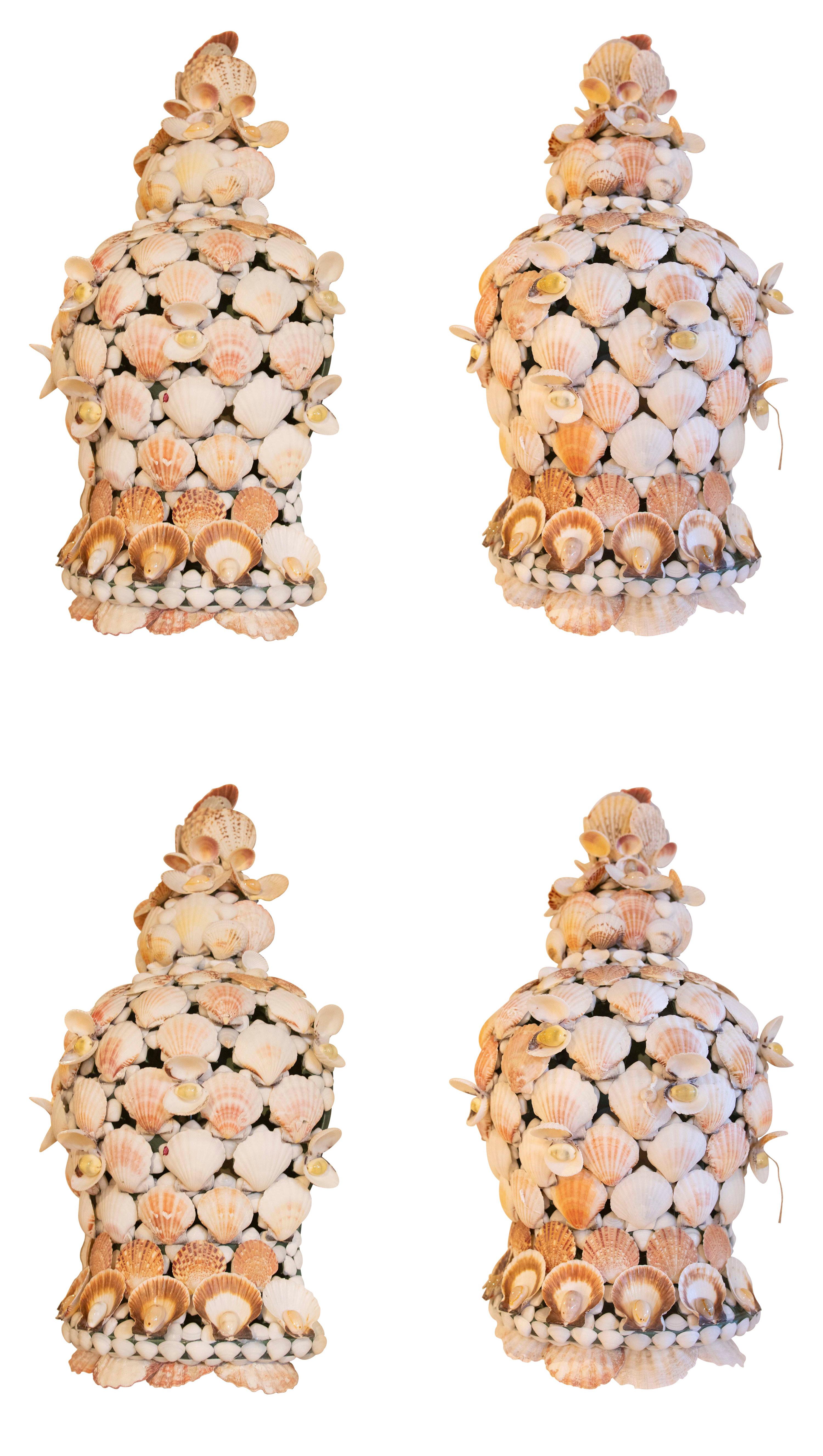 XXI secolo e contemporaneo 4 x Ceramic Sconces Covered with Natural Shells in vendita