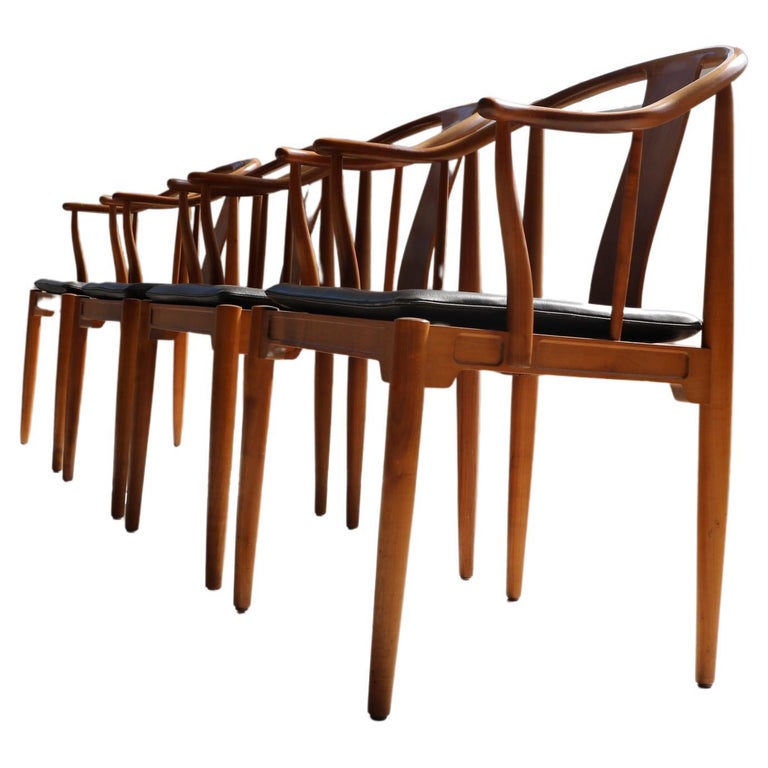 Quatre chaises en bois de cerisier modèle 4283 de Hans J. Wegner Fritz ...