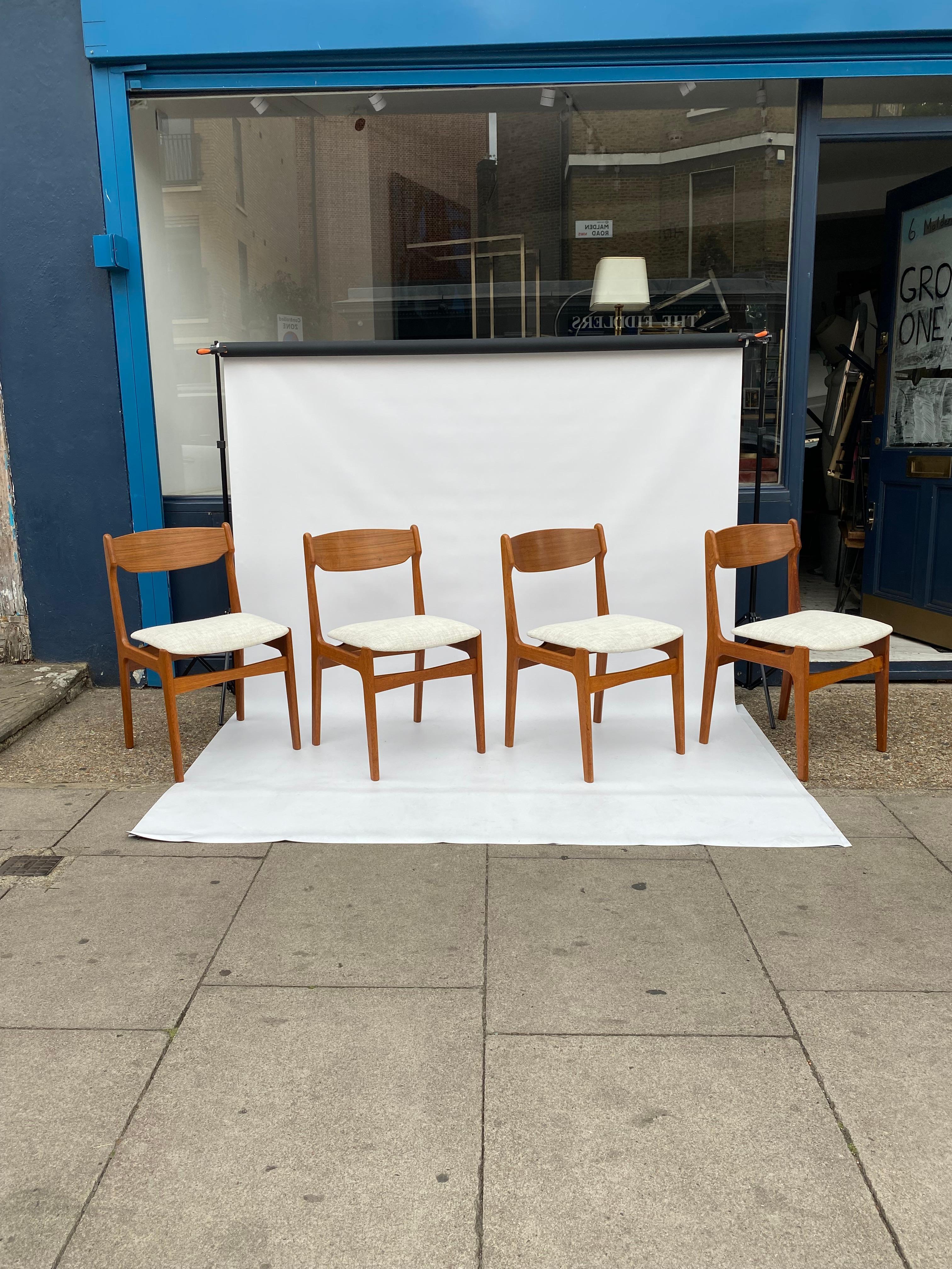4 x Erik Buch Sedie da pranzo in teak del MidCentury Danese Scandinavo Imbottite 1960 In condizioni buone in vendita a London, GB