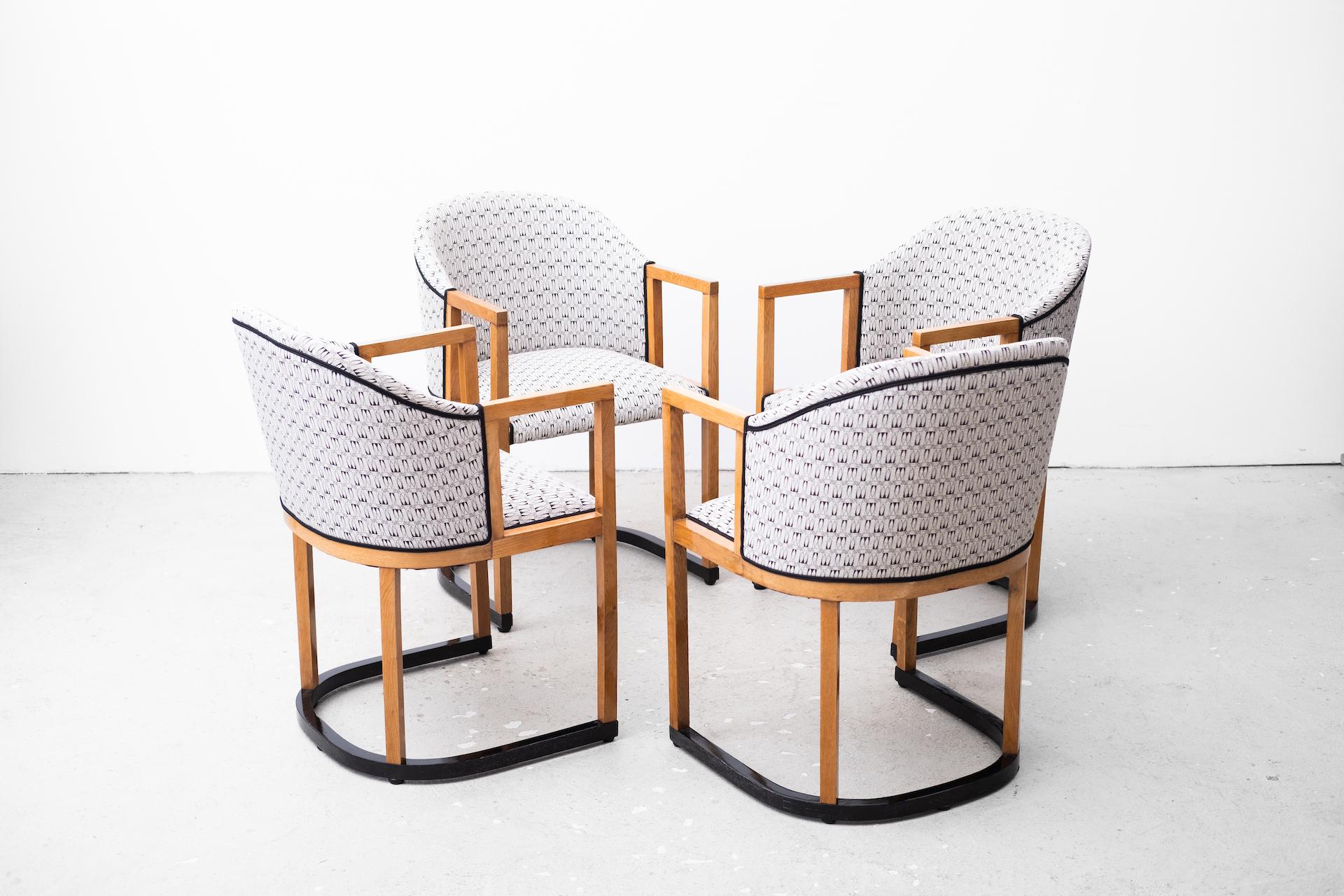 Objekt: Sitzgruppe (4 x Fauteuil)
Entwurf: Wilhelm Schmidt / Schule Josef Hoffmann (Wien, um 1908)
Modell-Nummer: -
Ausführung: unbekannte Kunstmöbeltischlerei, verm. F. O. Schmidt oder Prag-Rudniker Korbwaren-Fabrikation (Wien, um 1908)
Maße in cm