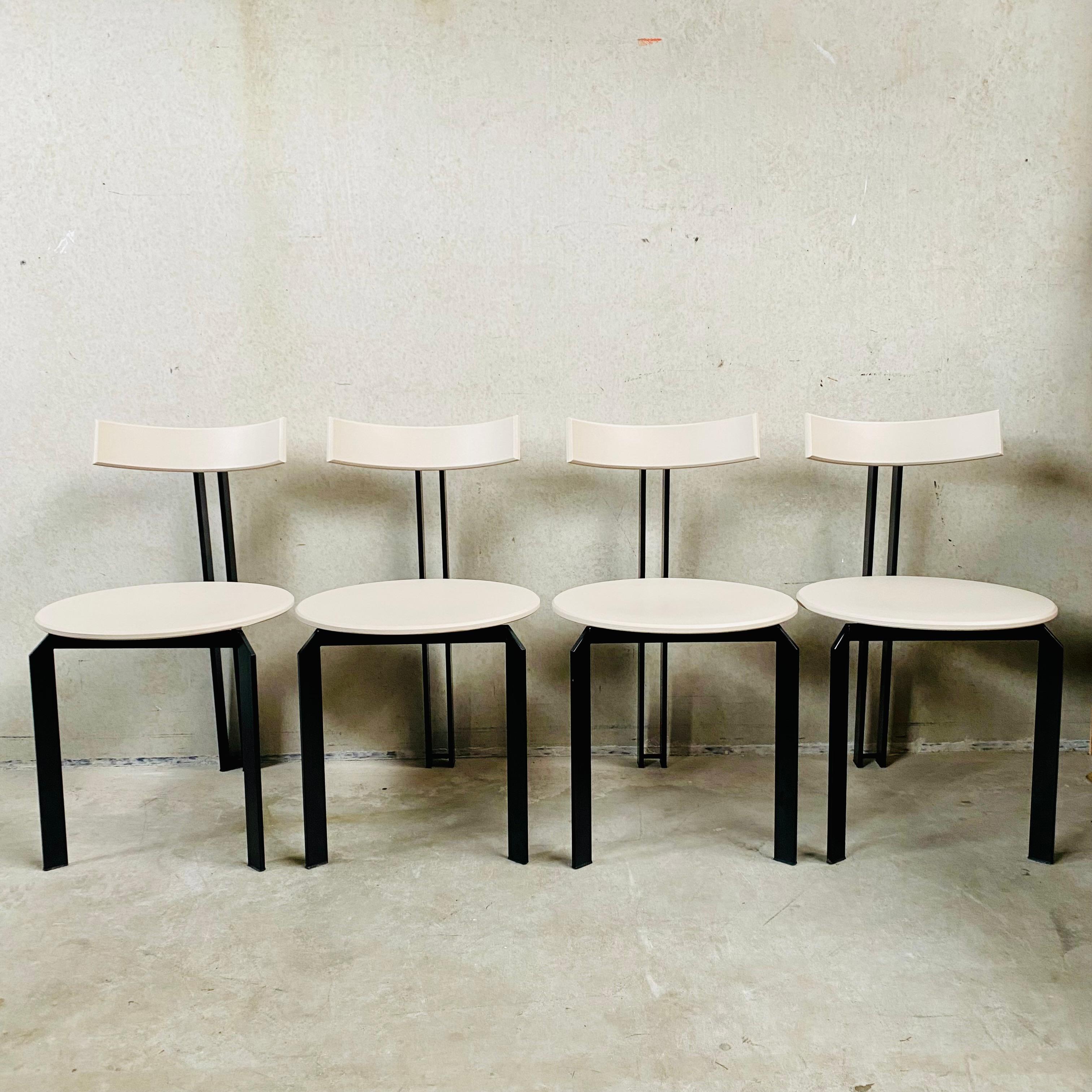 Voici les chaises de salle à manger ZETA de Martin Haksteen pour Harvink - un ensemble de 4 chefs-d'œuvre du milieu du siècle méticuleusement revernis avec une peinture pour meubles de première qualité dans la teinte sophistiquée de Sandstone. Ces
