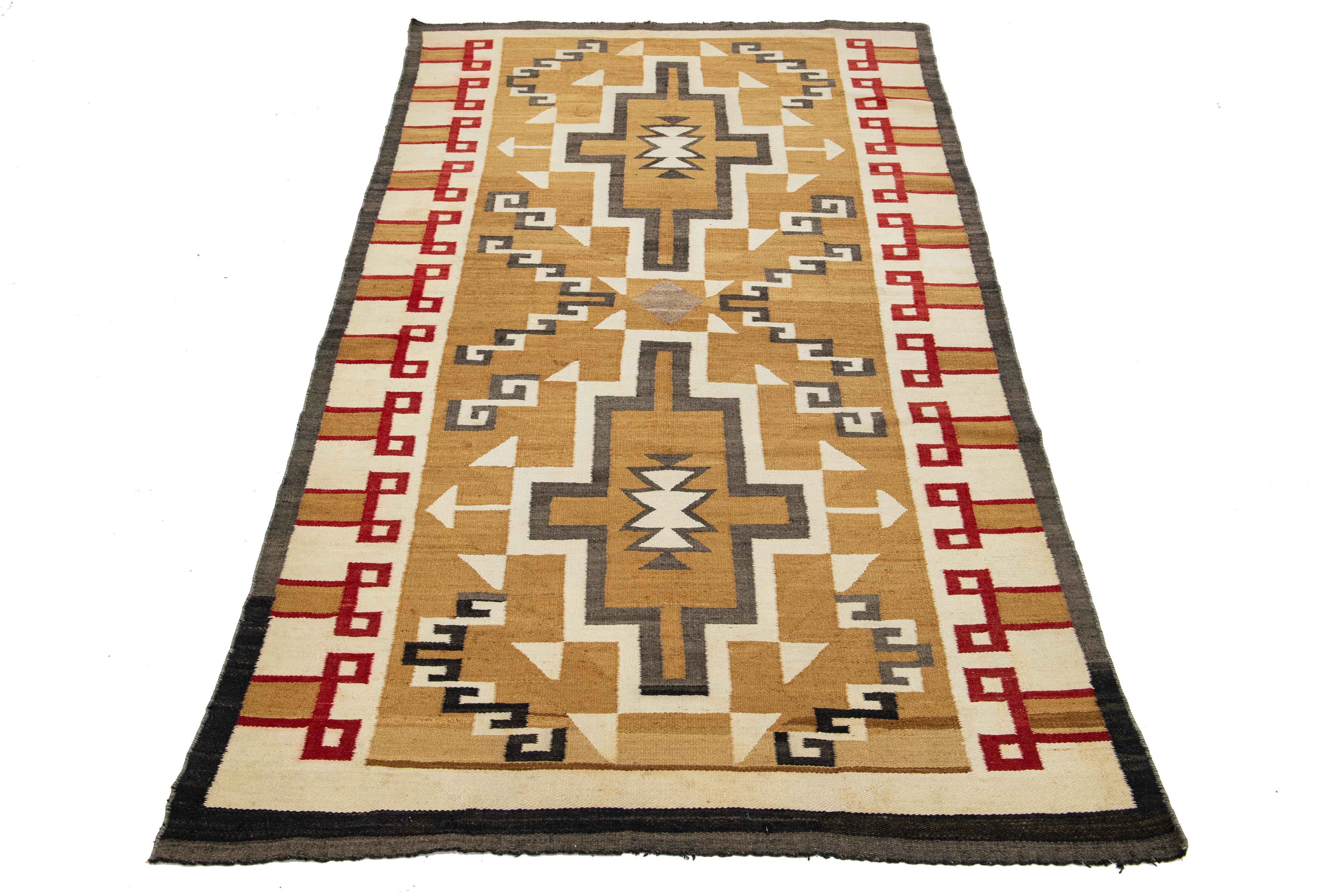 Dieser antike Navajo-Indianer-Stammeswebteppich zeigt ein kompliziertes Stammesmuster in Braun-, Beige- und Rottönen mit einem Feld aus Goldrute.

Dieser Teppich misst 3'10
