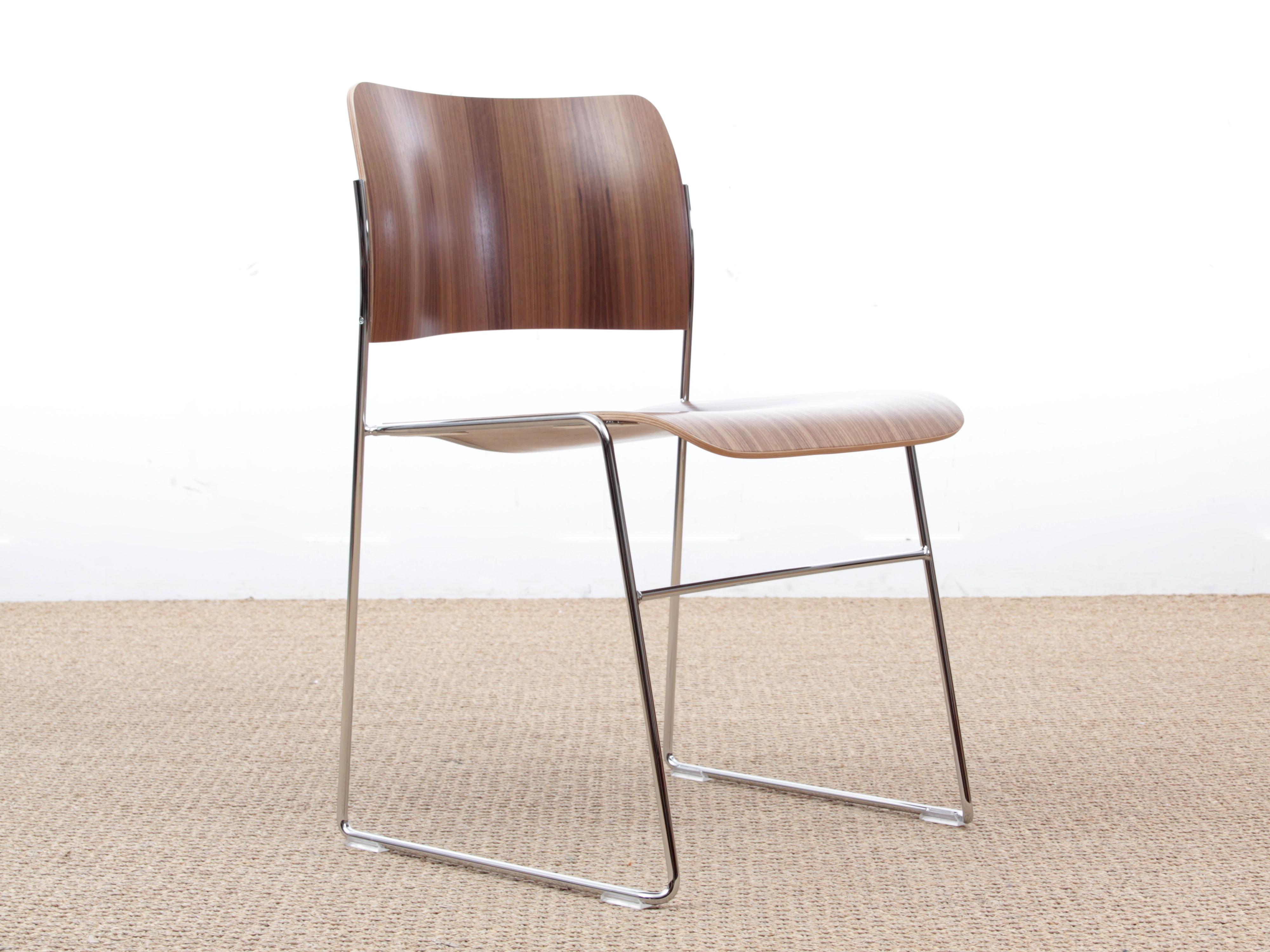 40/4 Stuhl von David Rowland, neue Ausgabe. Seine eleganten Linien, seine hervorragende Ergonomie und seine unübertroffene Fähigkeit, Raum zu schaffen, ohne Platz zu beanspruchen, ziehen weiterhin Architekten und Designer an.
Der Stuhl 40/4 ist
