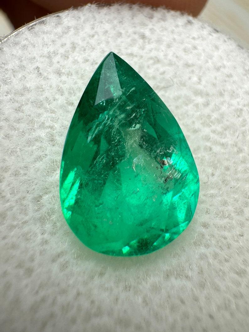 A. Stone: Smeraldo
Peso: 4,0 carati
Forma: Taglio a pera
Chiarezza: Trasparente
Lucentezza: Molto buono
Colore: Verde giallastro
Misure: 12,66 mm 8,83 mm x 7,03 mm
Origine geografica: Colombia
Trattamento: Naturale, oliatura

Commenti: A causa delle