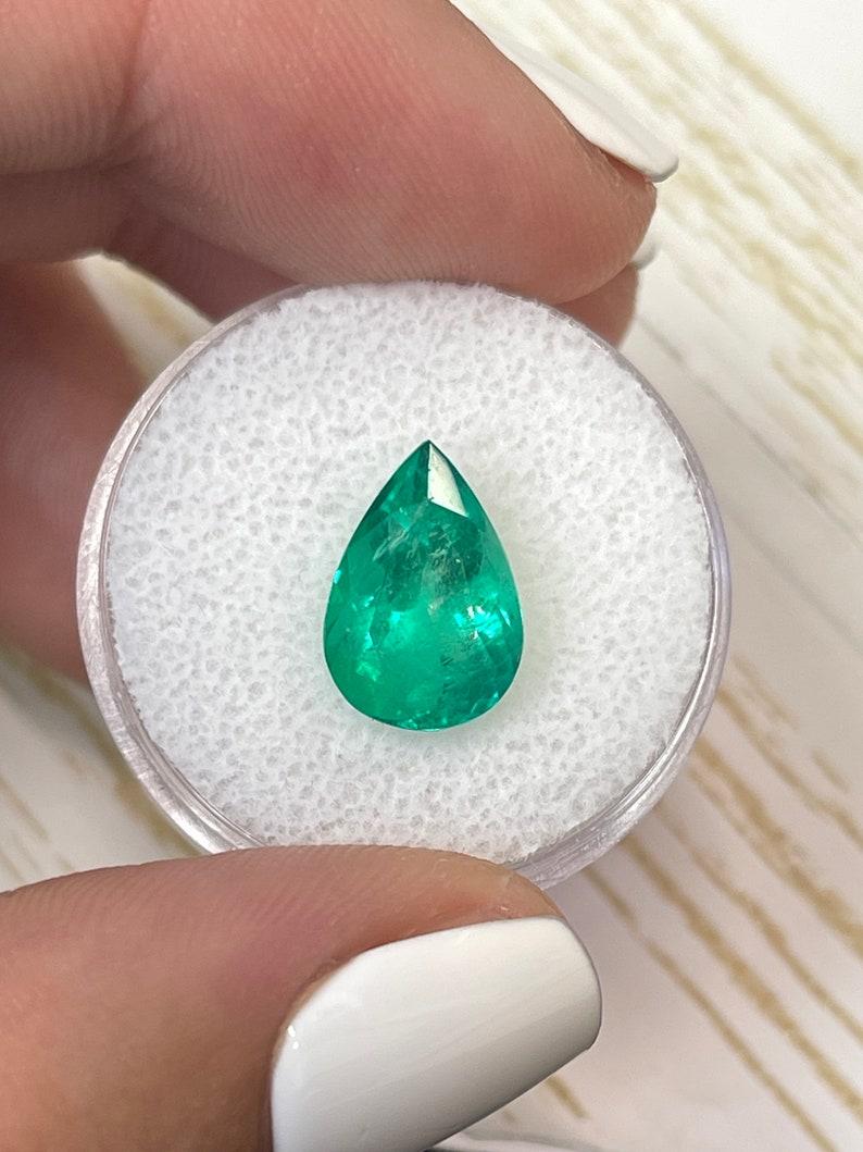 Donna 4,0 Carati 13x9 Smeraldo colombiano verde giallastro - Gemma di maggio con taglio a pera in vendita