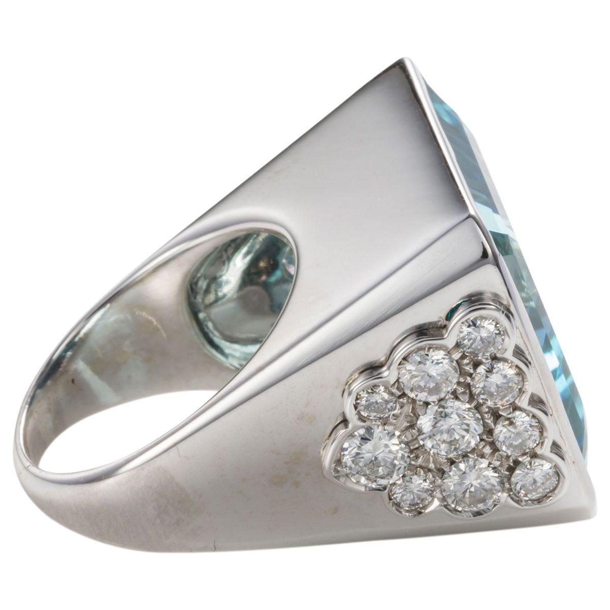 Contemporary 40 Carat Aquamarine and Diamond Cocktail Ring For Sale