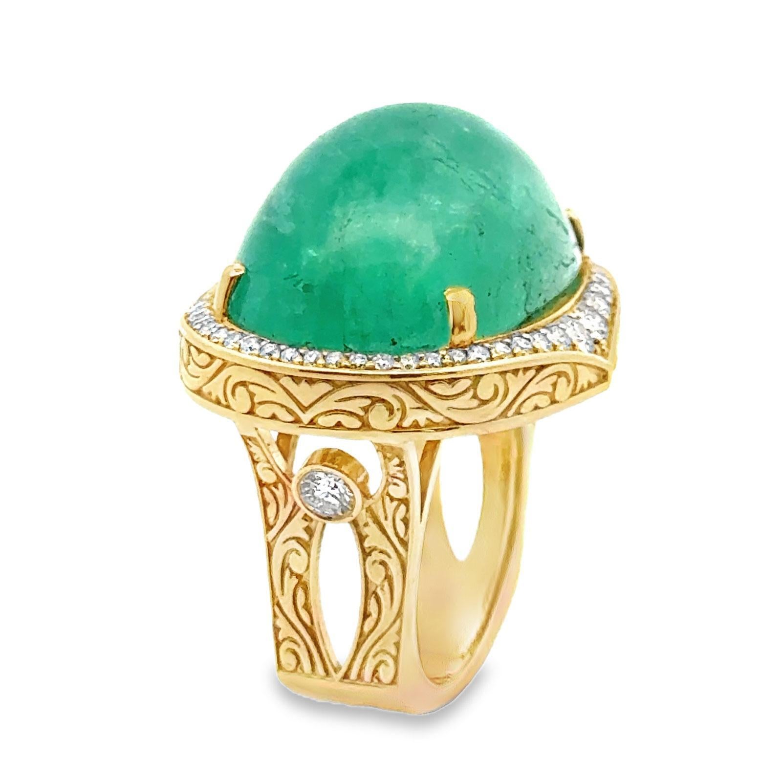 Moderne Bague cocktail fantaisie en or jaune 18 carats avec émeraudes cabochons 40 carats et diamants en vente