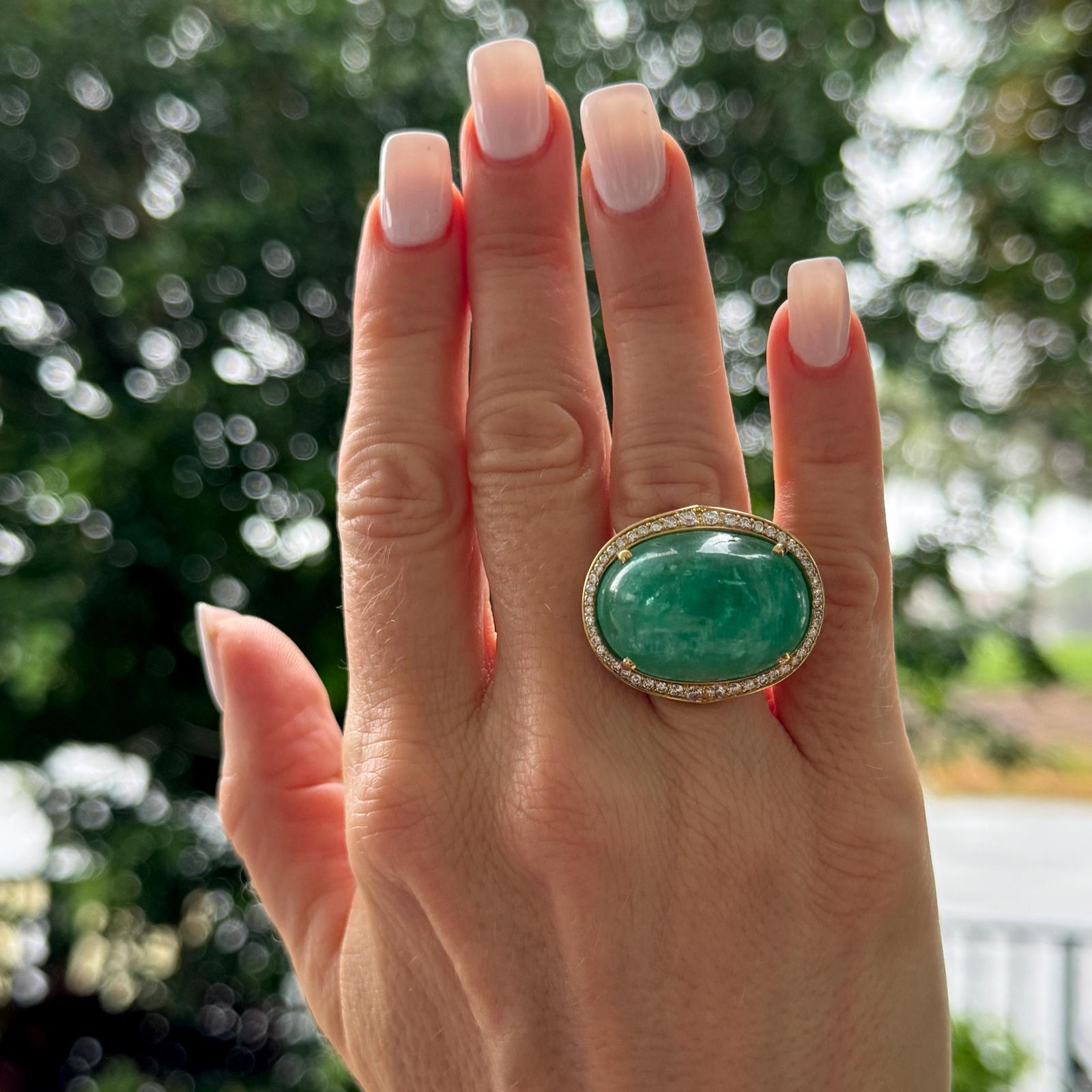 Taille ovale Bague cocktail fantaisie en or jaune 18 carats avec émeraudes cabochons 40 carats et diamants en vente