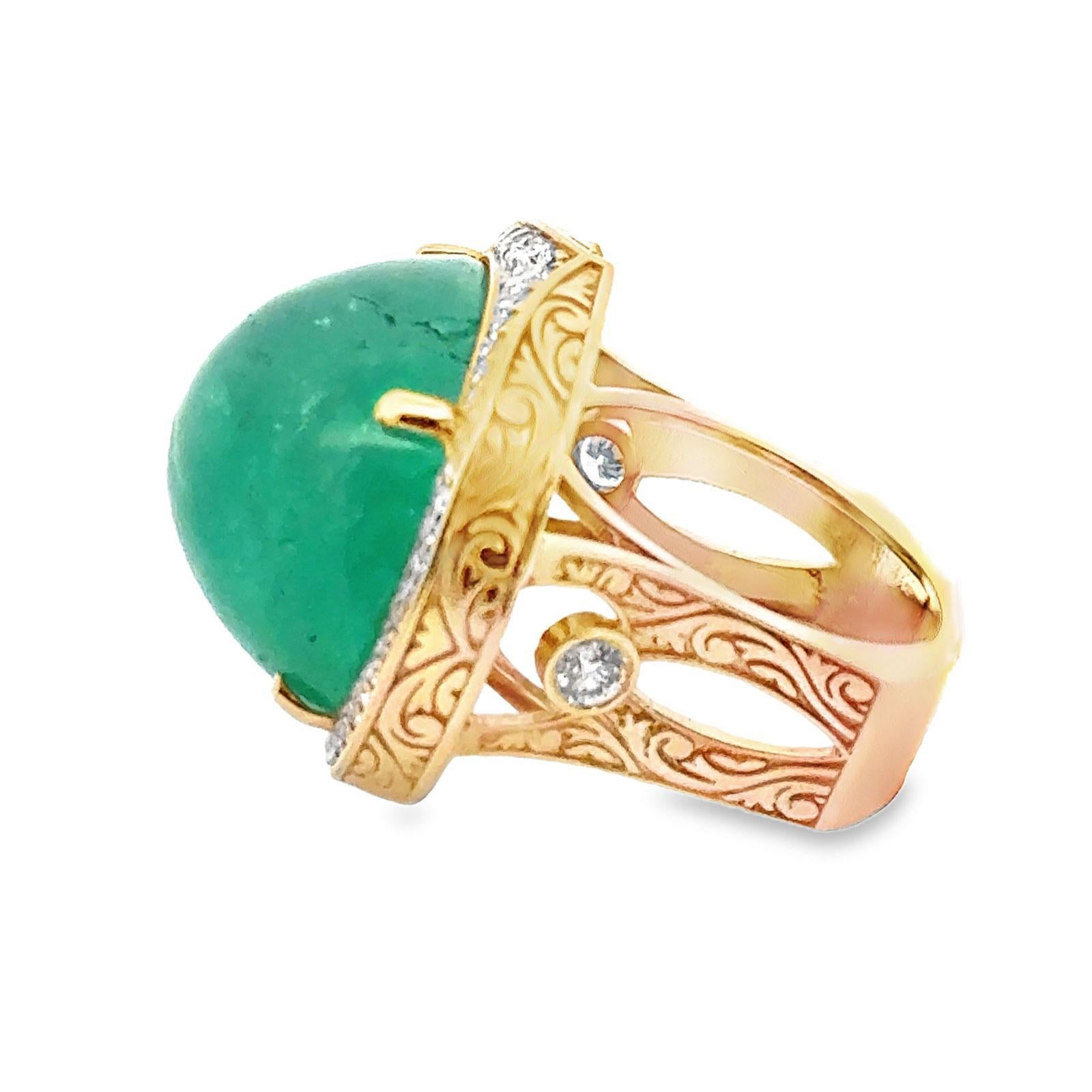 Bague cocktail fantaisie en or jaune 18 carats avec émeraudes cabochons 40 carats et diamants Neuf - En vente à Boca Raton, FL