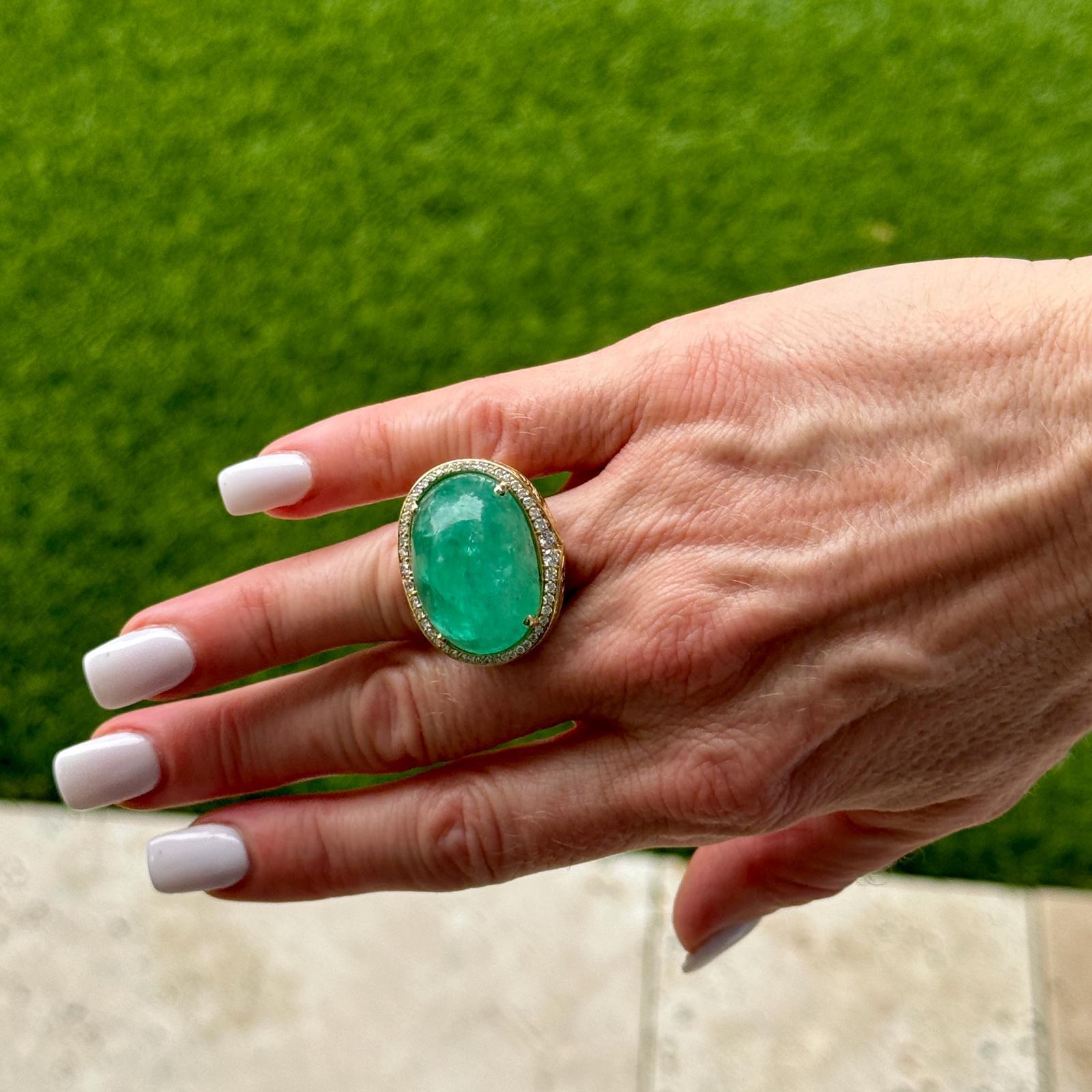 Bague cocktail fantaisie en or jaune 18 carats avec émeraudes cabochons 40 carats et diamants Pour femmes en vente