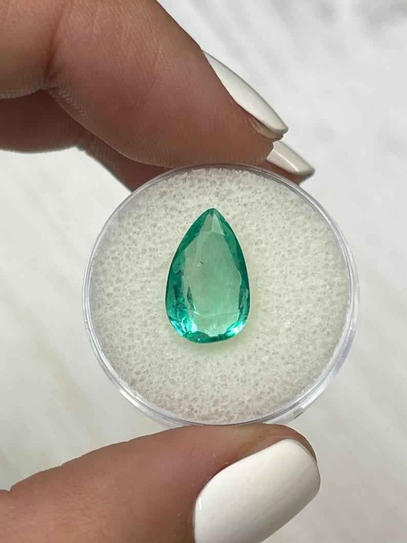 A. Stone: Smeraldo
Peso: 4,0 carati
Forma: Taglio a pera
Chiarezza: Trasparente
Lucentezza: Molto buono
Colore: Verde chiaro e bluastro
Misure: 14,0 mm x 8,69 mm x 5,85 mm
Origine geografica: Colombia
Trattamento: Naturale, oliatura

Commenti: A