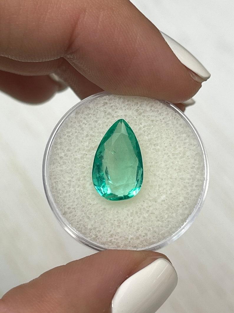 Donna Smeraldo colombiano verde pulito da 4,0 carati - Taglio a pera Maggio in vendita
