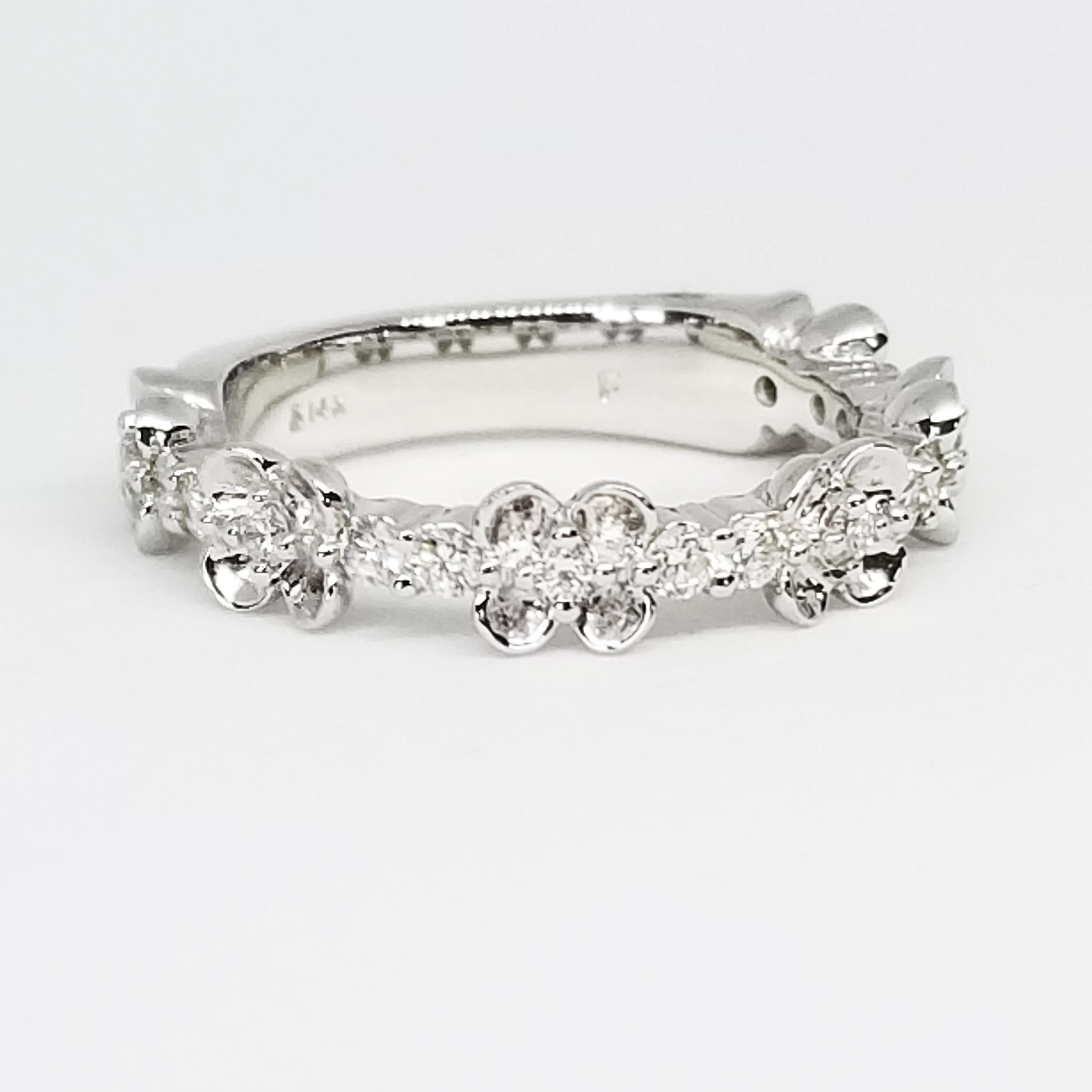 Contemporain Alliance empilable d'anniversaire de mariage en or blanc 14 carats avec fleur en diamants de 0,40 carat en vente