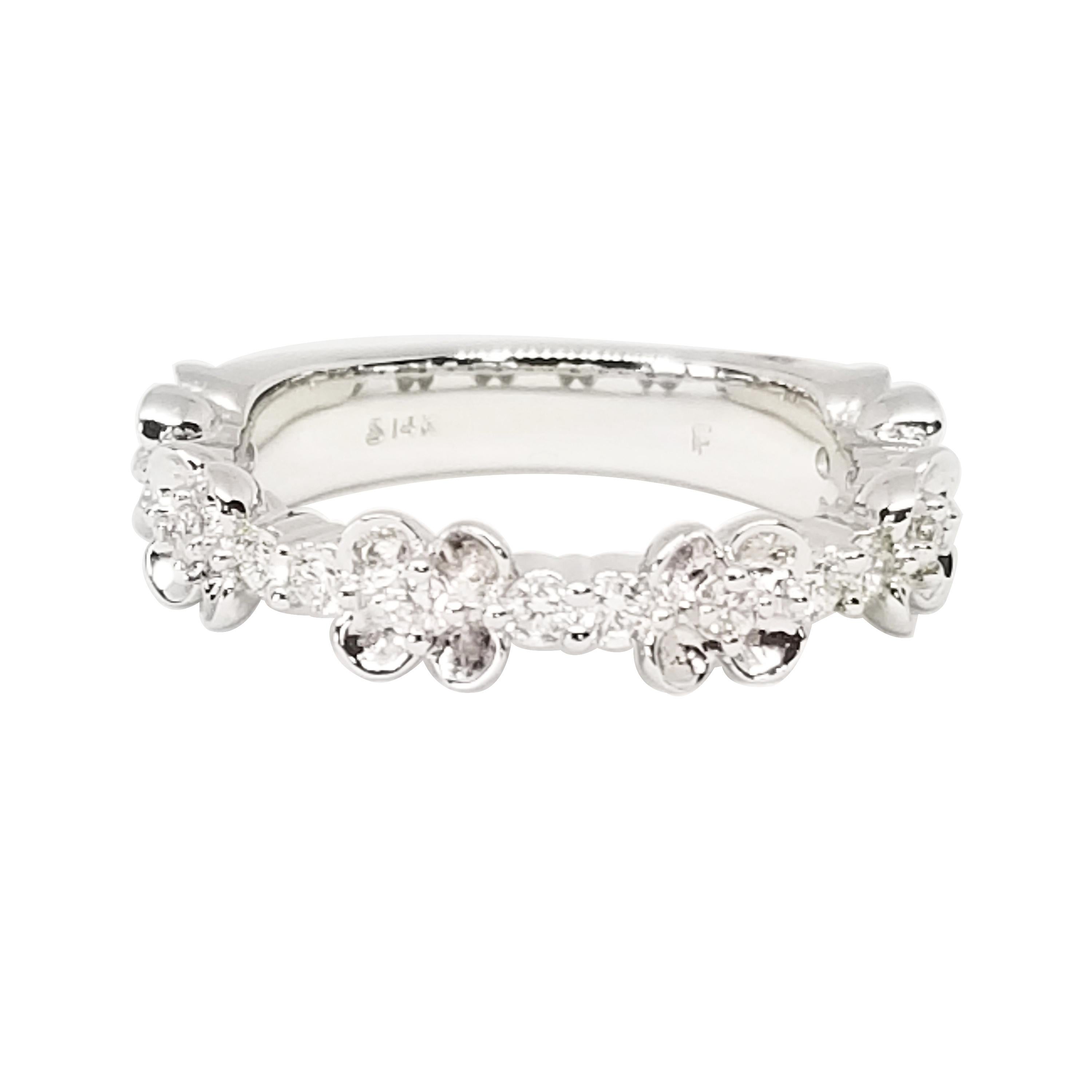 Cette bague d'anniversaire unique en son genre est ornée de diamants ronds brillants d'un poids total de 0,40 carat, répartis sur plus de la moitié de l'anneau. Les seize diamants blancs, de couleur G et de pureté Si1, sont sertis dans un motif