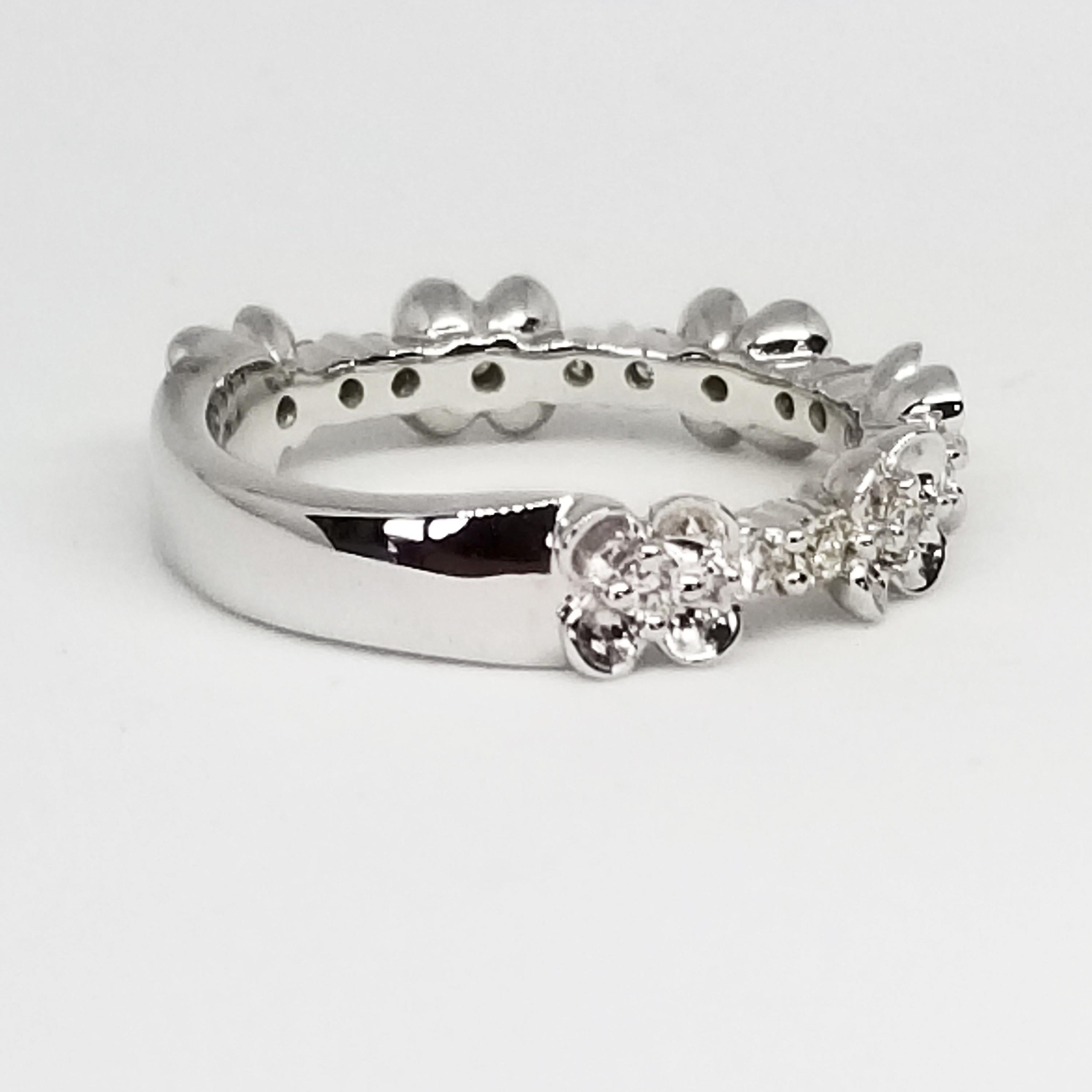 Taille ronde Alliance empilable d'anniversaire de mariage en or blanc 14 carats avec fleur en diamants de 0,40 carat en vente
