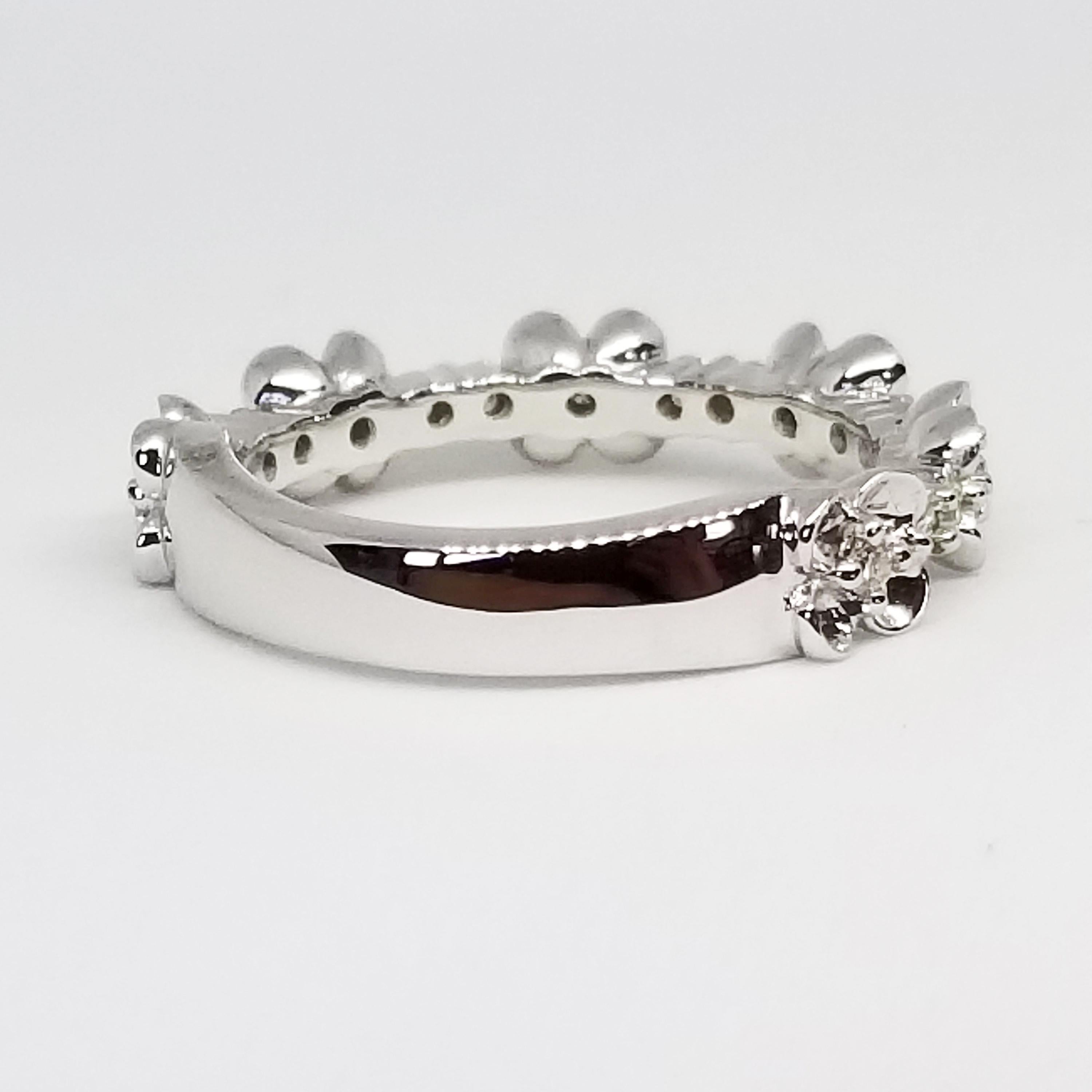 Alliance empilable d'anniversaire de mariage en or blanc 14 carats avec fleur en diamants de 0,40 carat Neuf - En vente à Lambertville , NJ