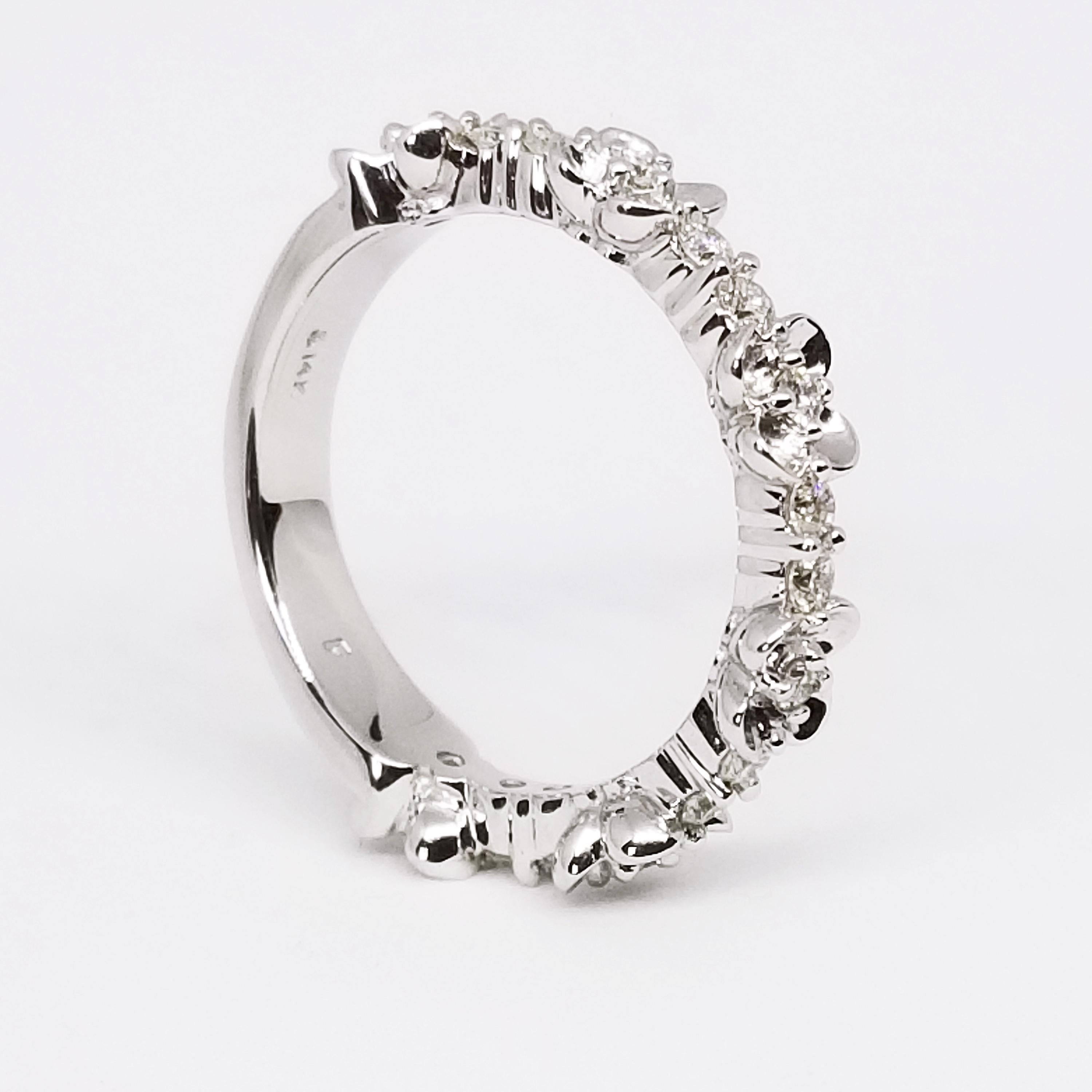 Alliance empilable d'anniversaire de mariage en or blanc 14 carats avec fleur en diamants de 0,40 carat en vente 2