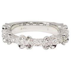 Alliance empilable d'anniversaire de mariage en or blanc 14 carats avec fleur en diamants de 0,40 carat