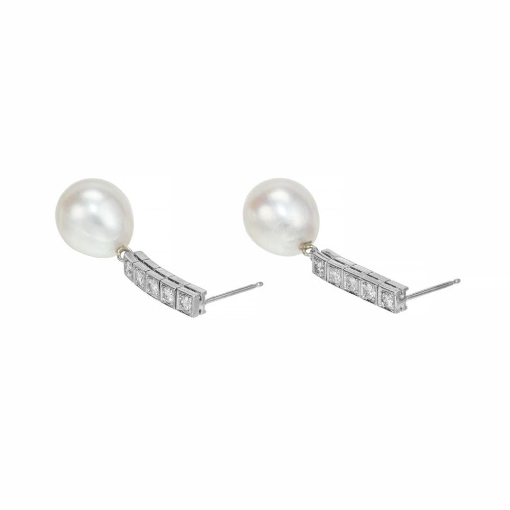 Taille ronde Boucles d'oreilles pendantes en or blanc avec perles d'eau douce et diamants de .40 carats  en vente