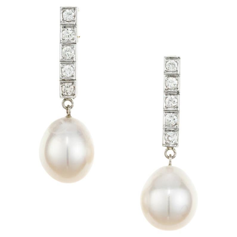 Boucles d'oreilles pendantes en or blanc avec perles d'eau douce et diamants de .40 carats  en vente