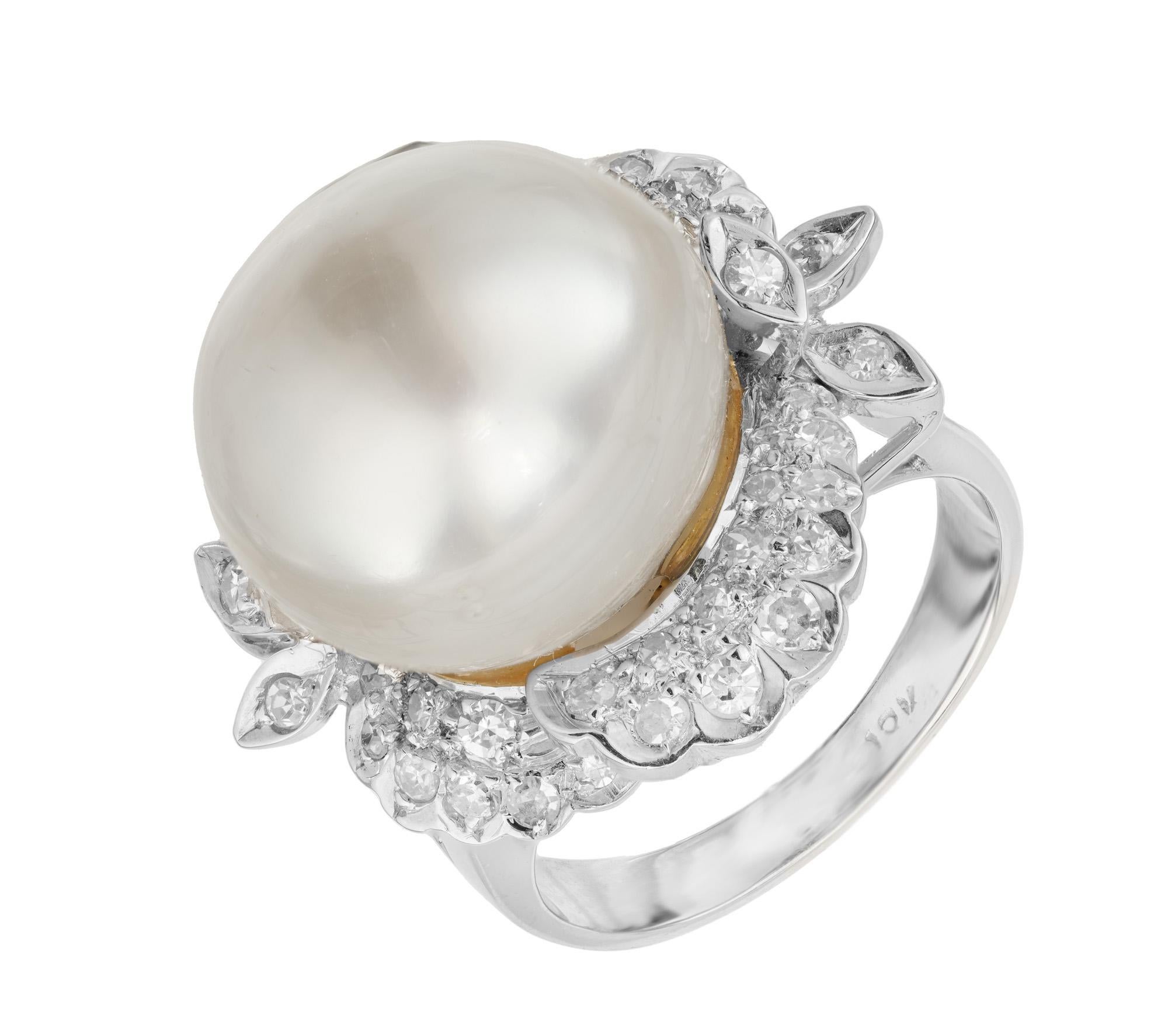 1950's Stunning Südsee Tropfen Perle und Diamant-Cocktail-Ring. Mit einer runden weißen Barockbirne in einer Fassung aus 18 Karat Weißgold besetzt. Die Perle wird durch 49 Diamanten im Einzelschliff in einer Halo-Formation veredelt. Der Ring hat ein