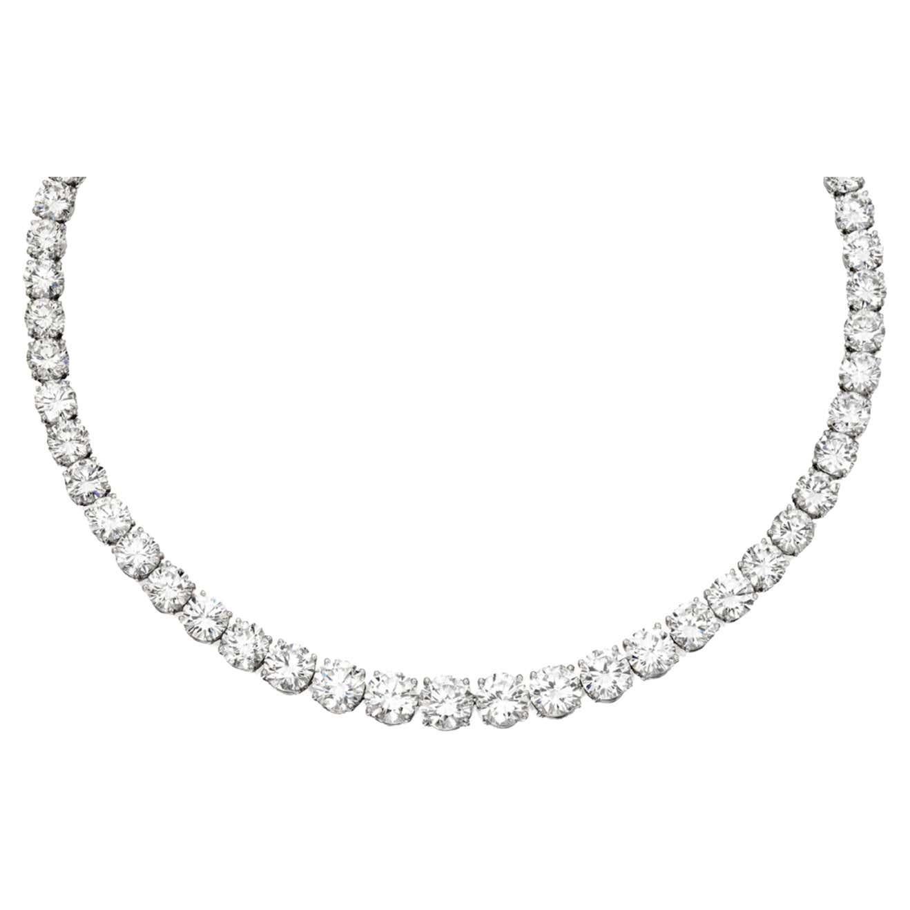 Entdecken Sie unvergleichliche Raffinesse mit unserer 16,25-Zoll-Tennis-Halskette, die sorgfältig aus luxuriösem 18-Karat-Weißgold gefertigt ist. Lassen Sie sich von 80 runden Diamanten mit einem Gesamtgewicht von 40,01 Karat verführen, die elegant