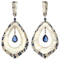 Boucles d'oreilles en or 18 carats avec Kyanite de 4,0 carats, nacre, saphir et diamant